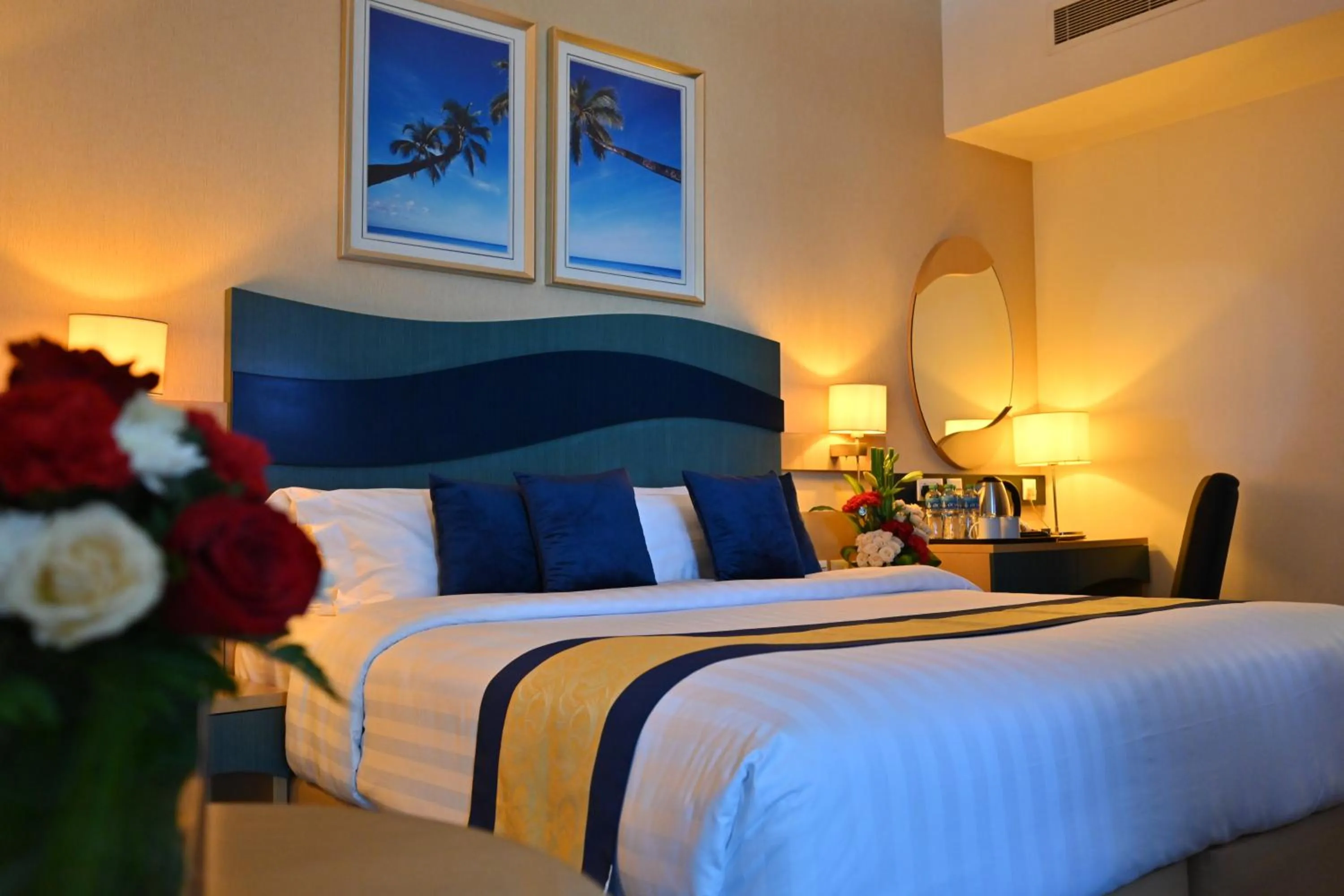 Bedroom, Bed in Harbour Suites Hotel