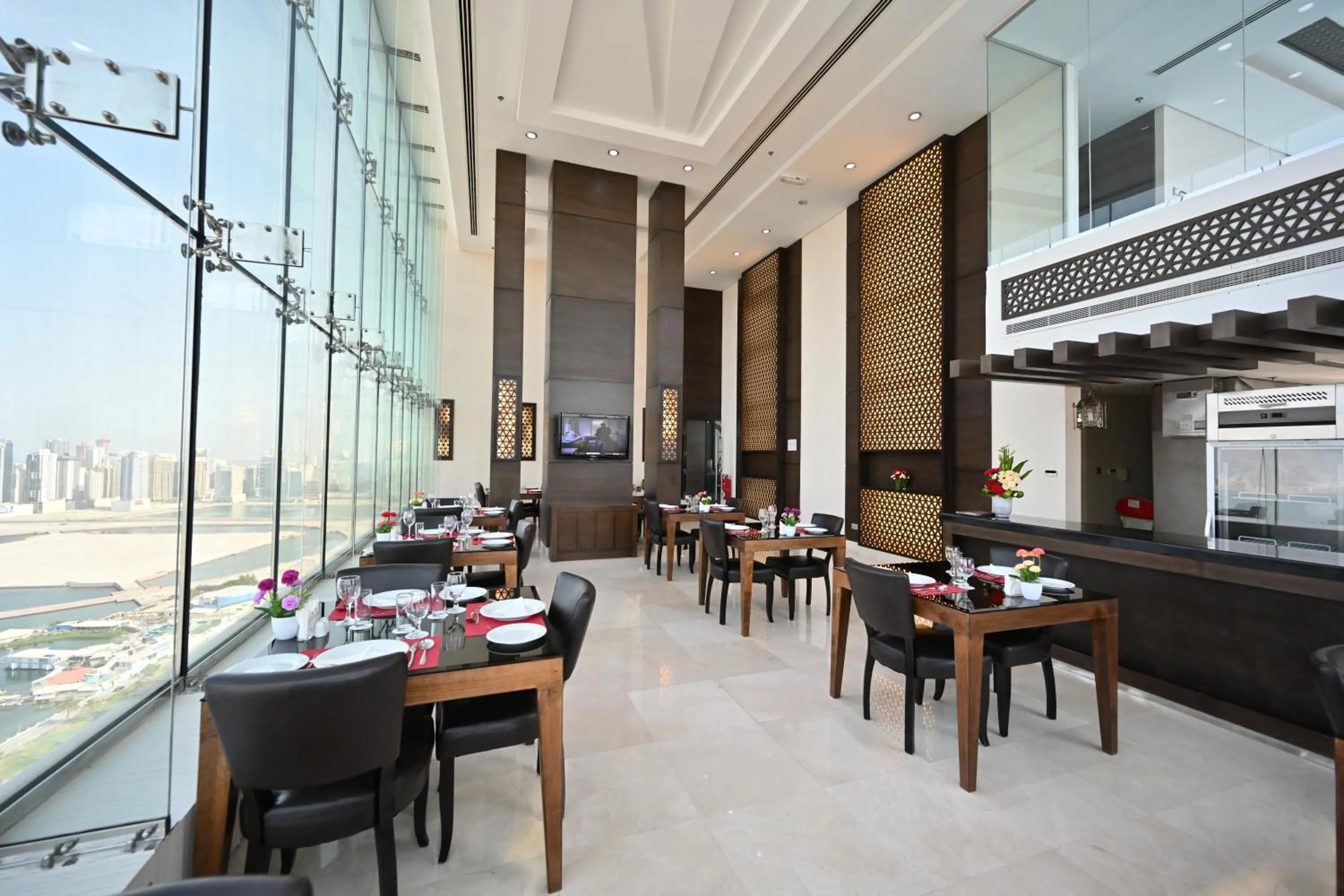 Restaurant/places to eat in Harbour Suites Hotel