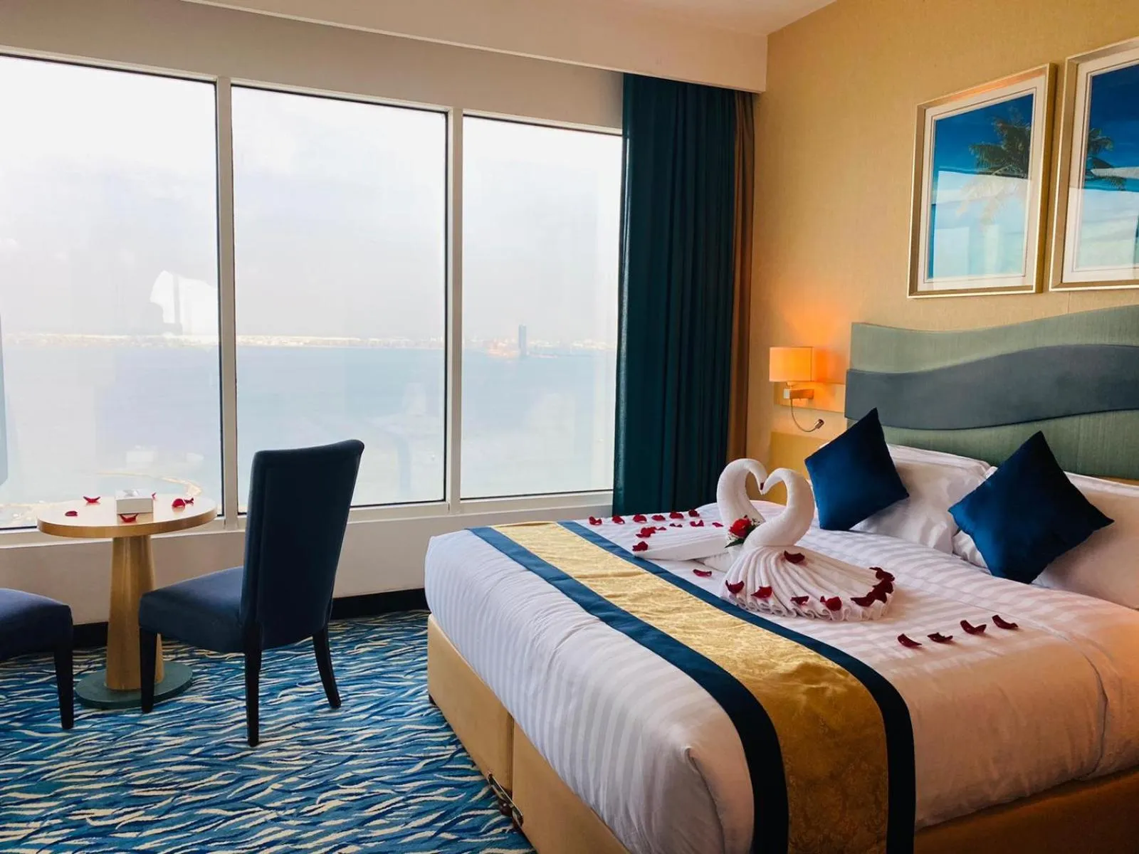 Sea view, Bed in Harbour Suites Hotel