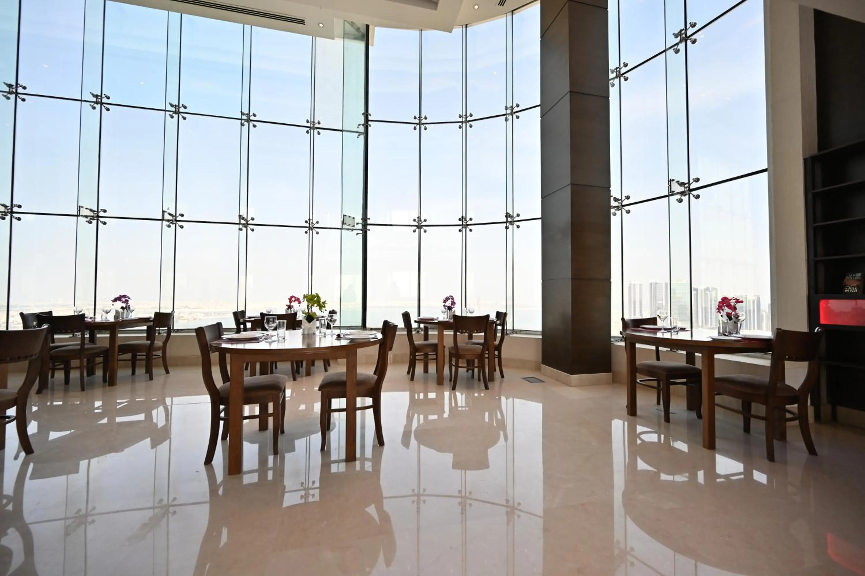 Restaurant/places to eat in Harbour Suites Hotel