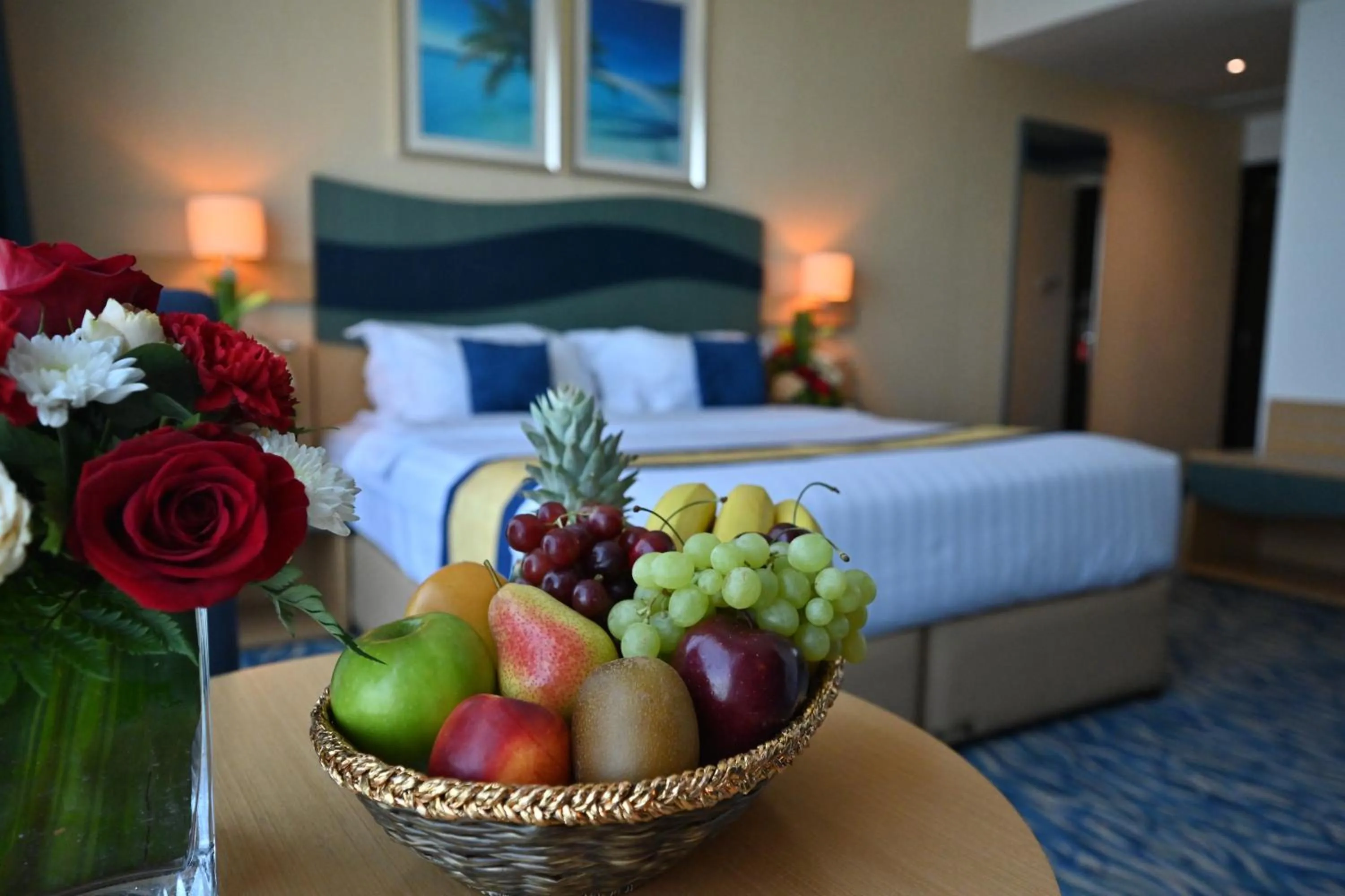 Bedroom, Bed in Harbour Suites Hotel