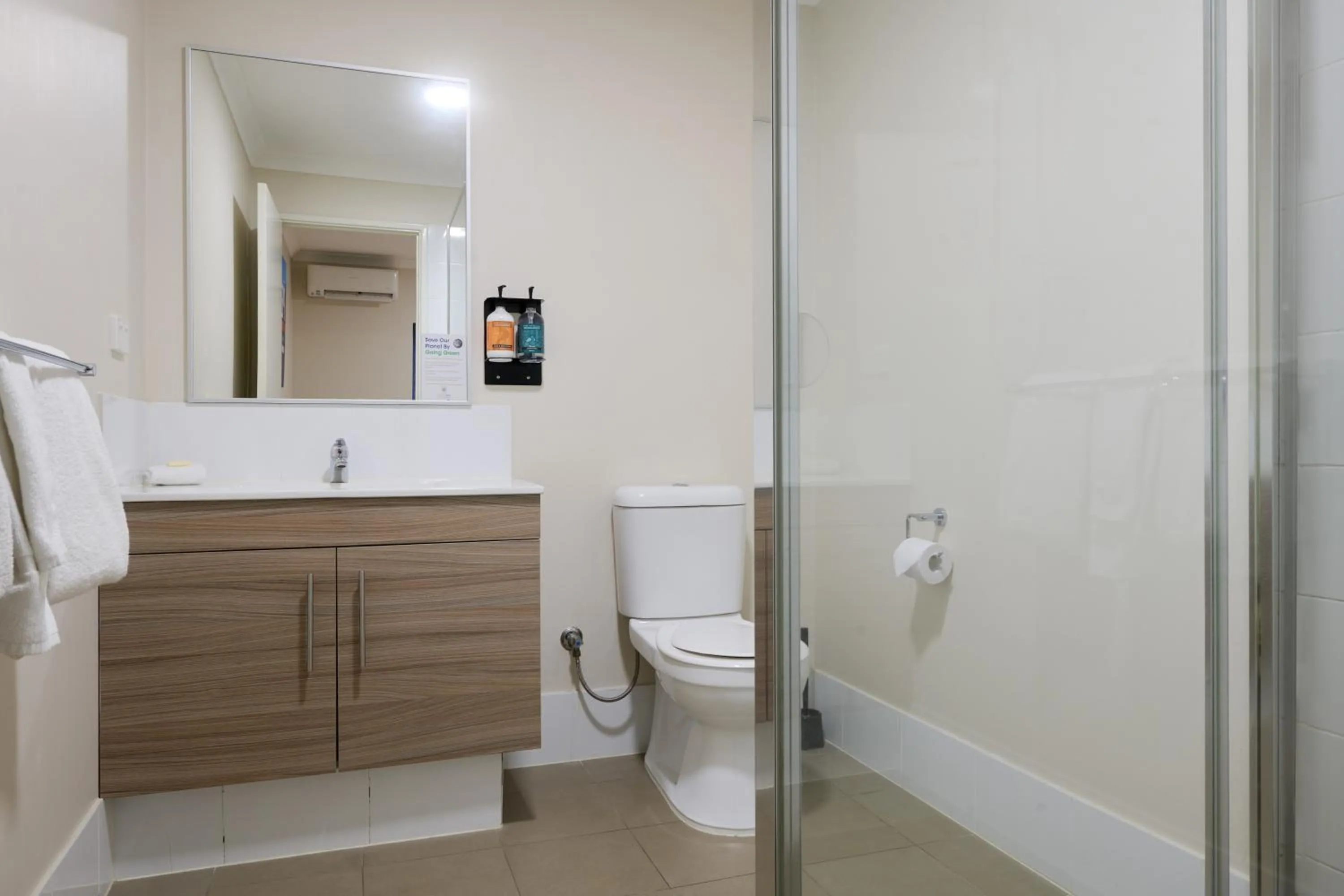 Toilet in Airport Apartments by Vetroblu