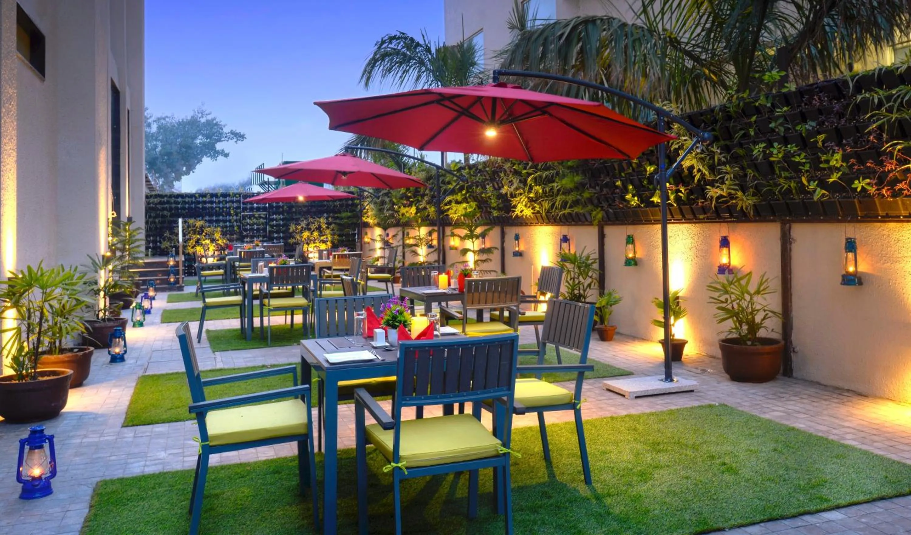 Restaurant/places to eat in Hotel Royale Regent