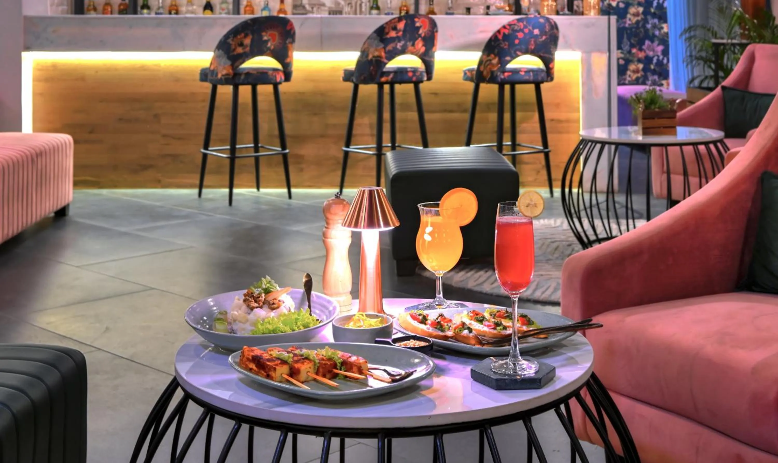 Restaurant/places to eat in Hotel Royale Regent