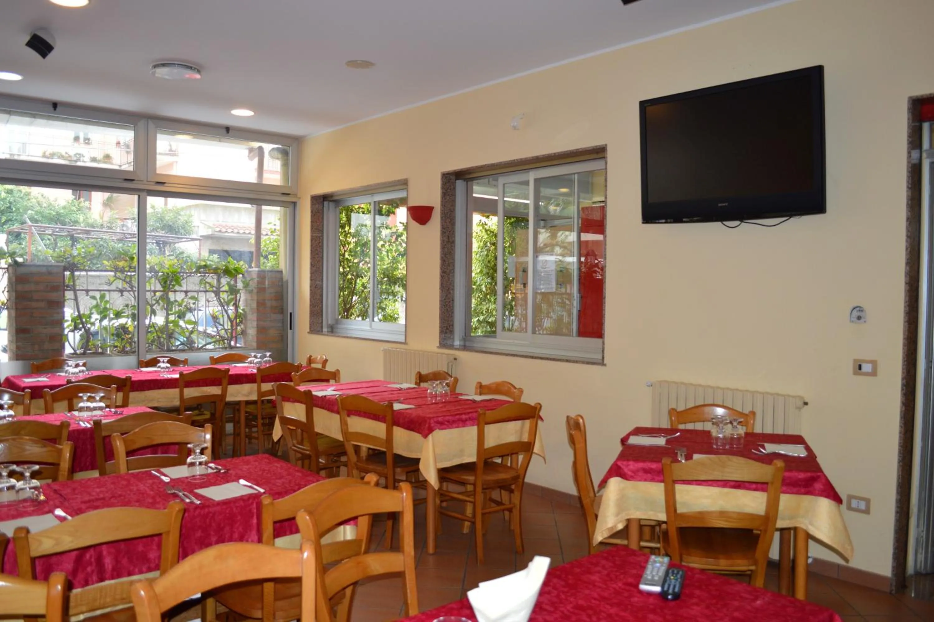 Restaurant/places to eat in La Lanterna Hotel