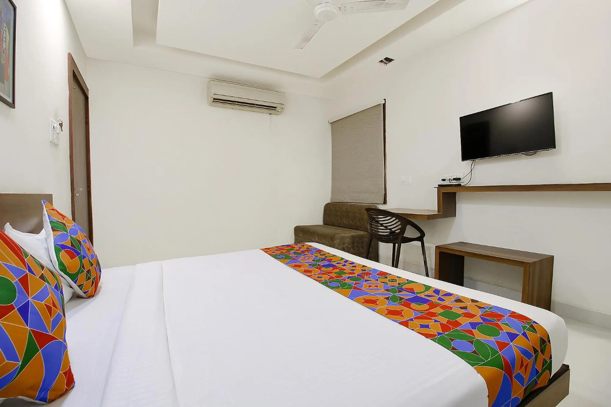 Communal lounge/ TV room, Bed in FabExpress Comfort Stay I