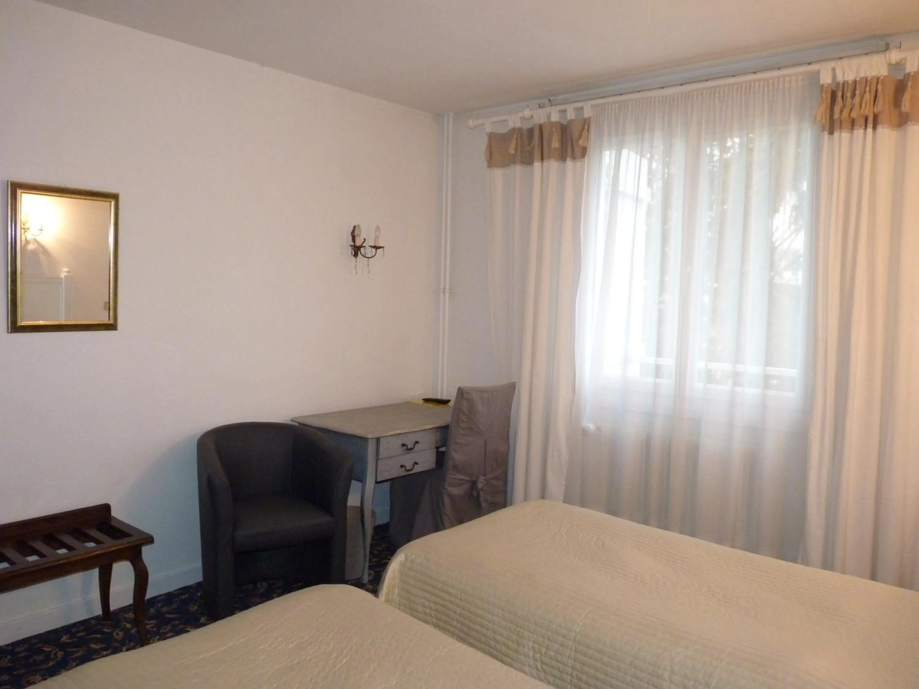 Bedroom, Bed in Hotel Victor Hugo