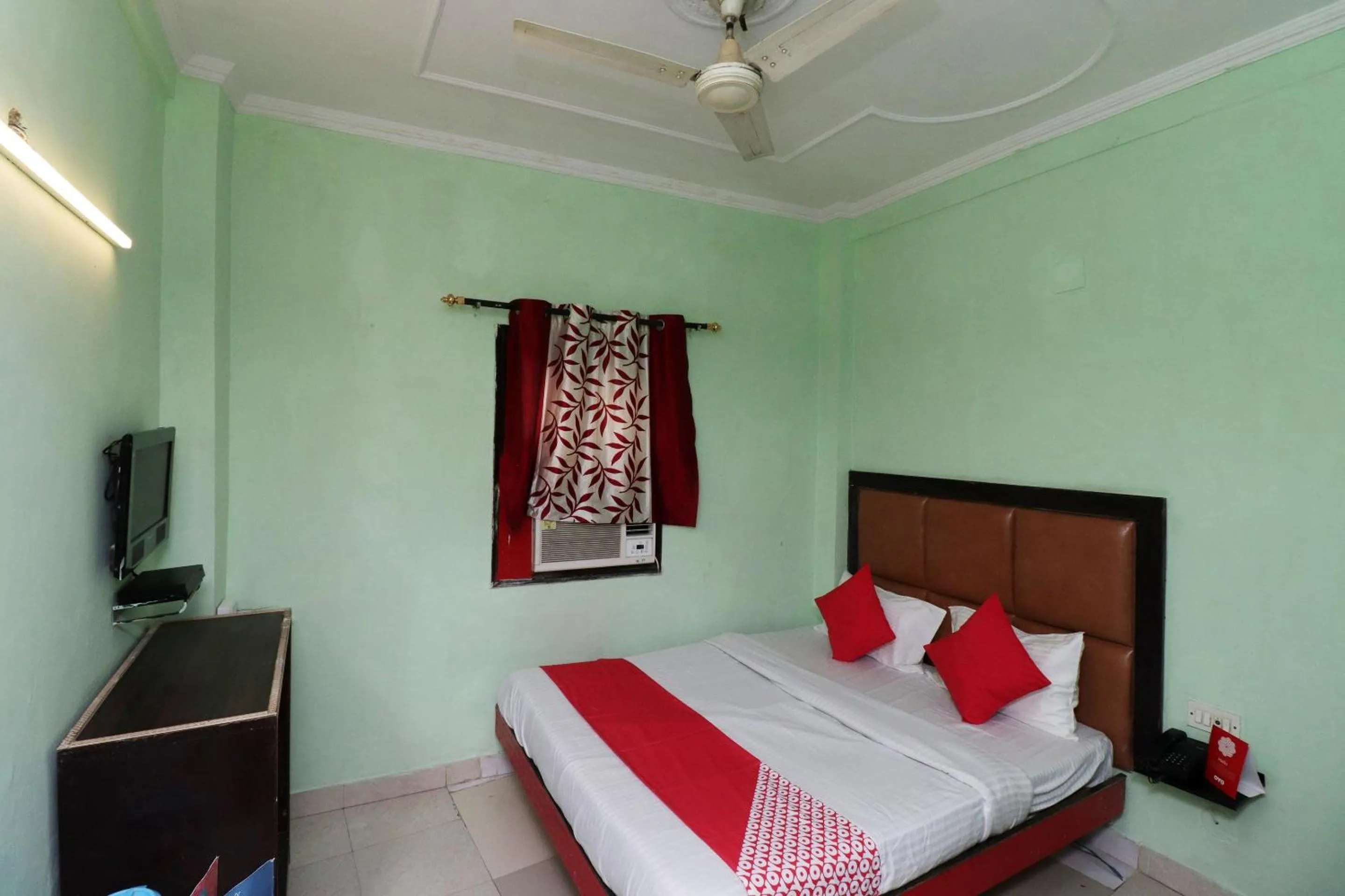 Classic Triple Room - single occupancy in Super OYO 27596 Hotel Parkash dx