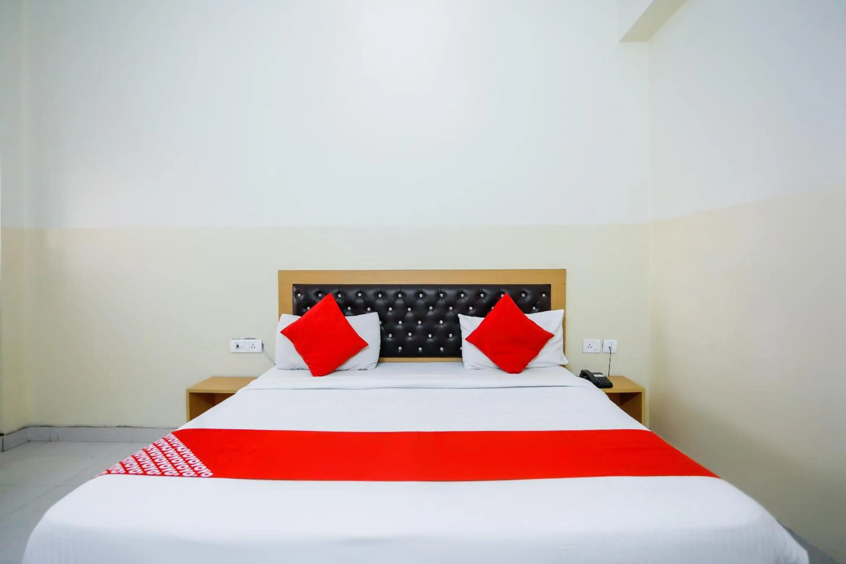 Bedroom in Capital O Crosswind Gold