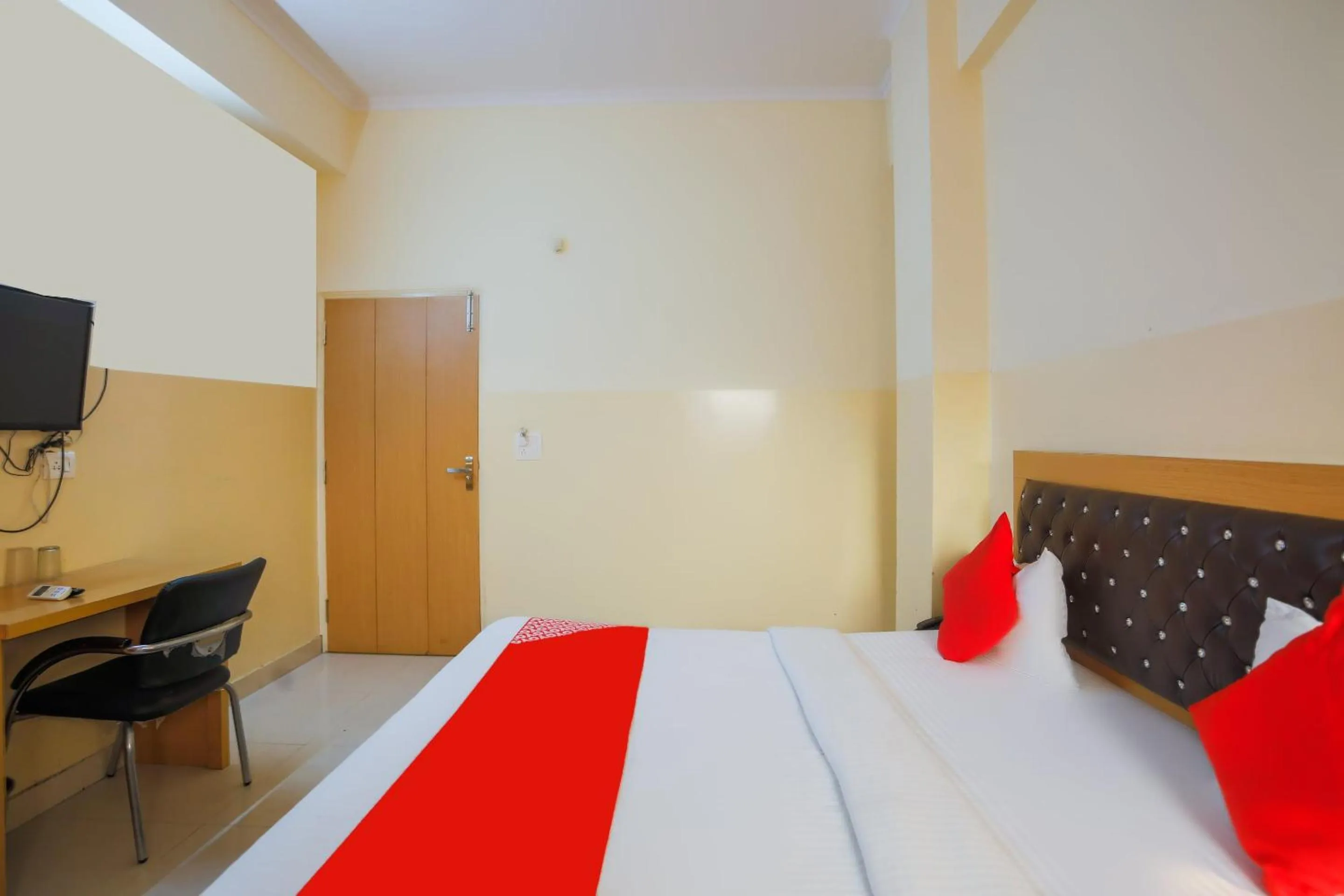 Bedroom in Capital O Crosswind Gold