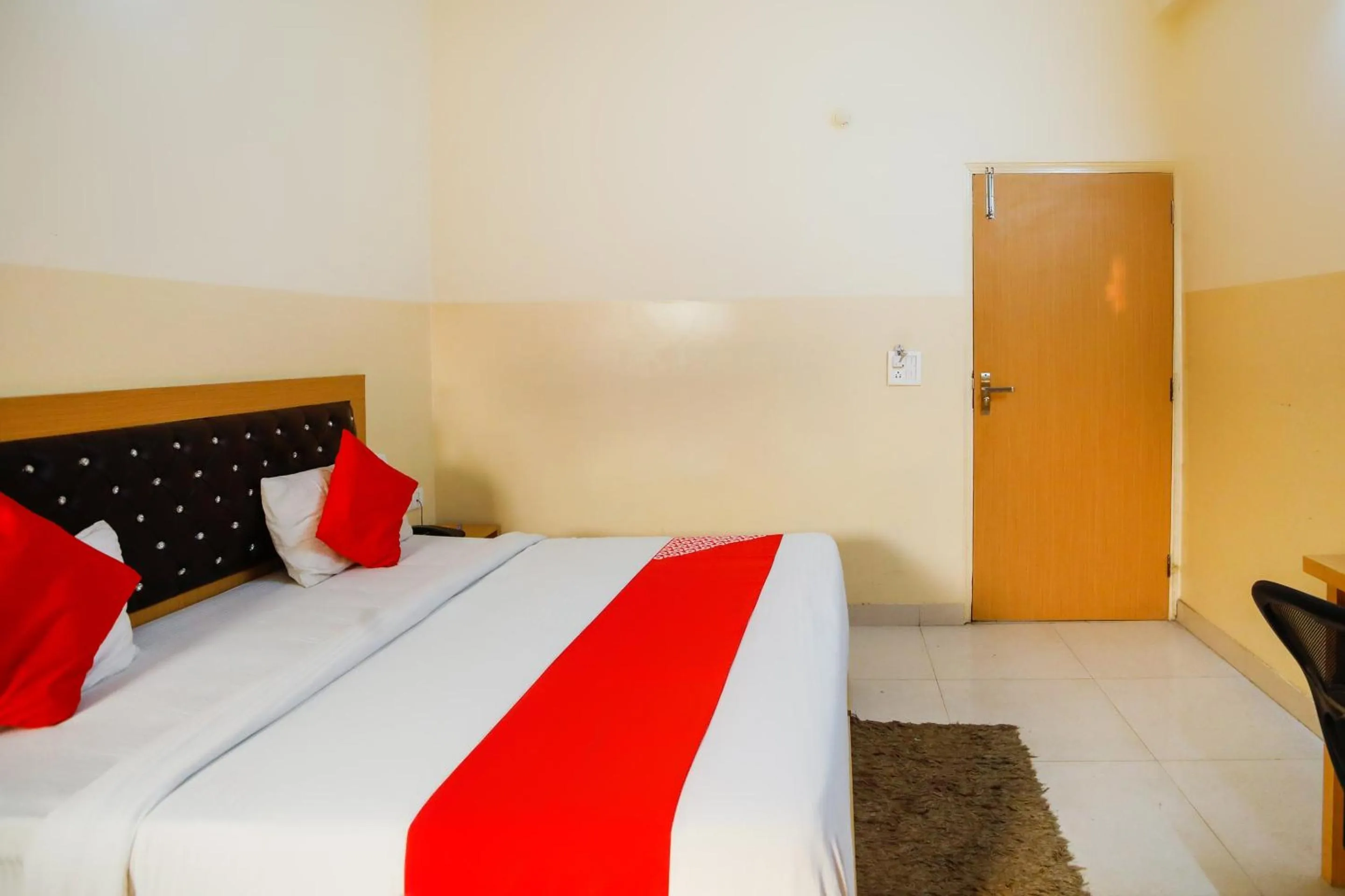 Bedroom in Capital O Crosswind Gold