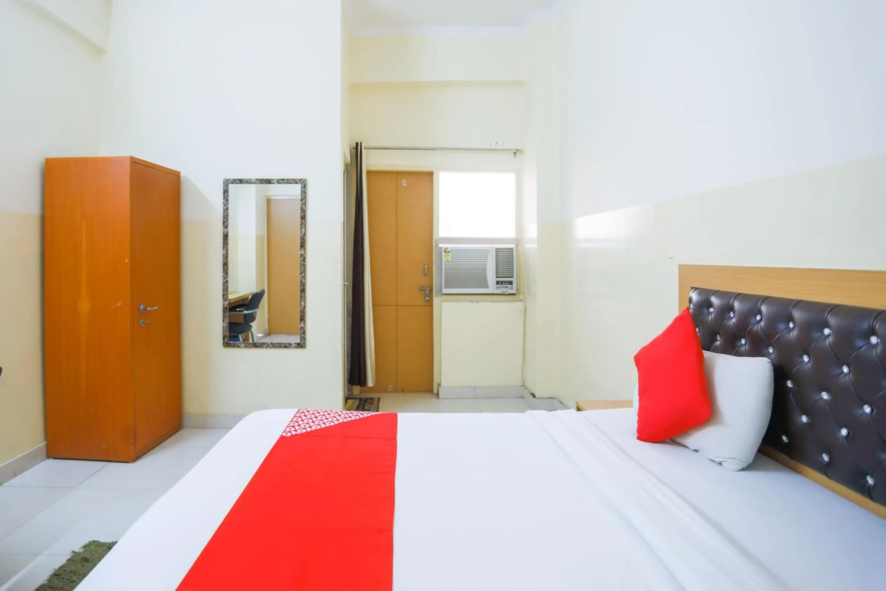 Bedroom in Capital O Crosswind Gold