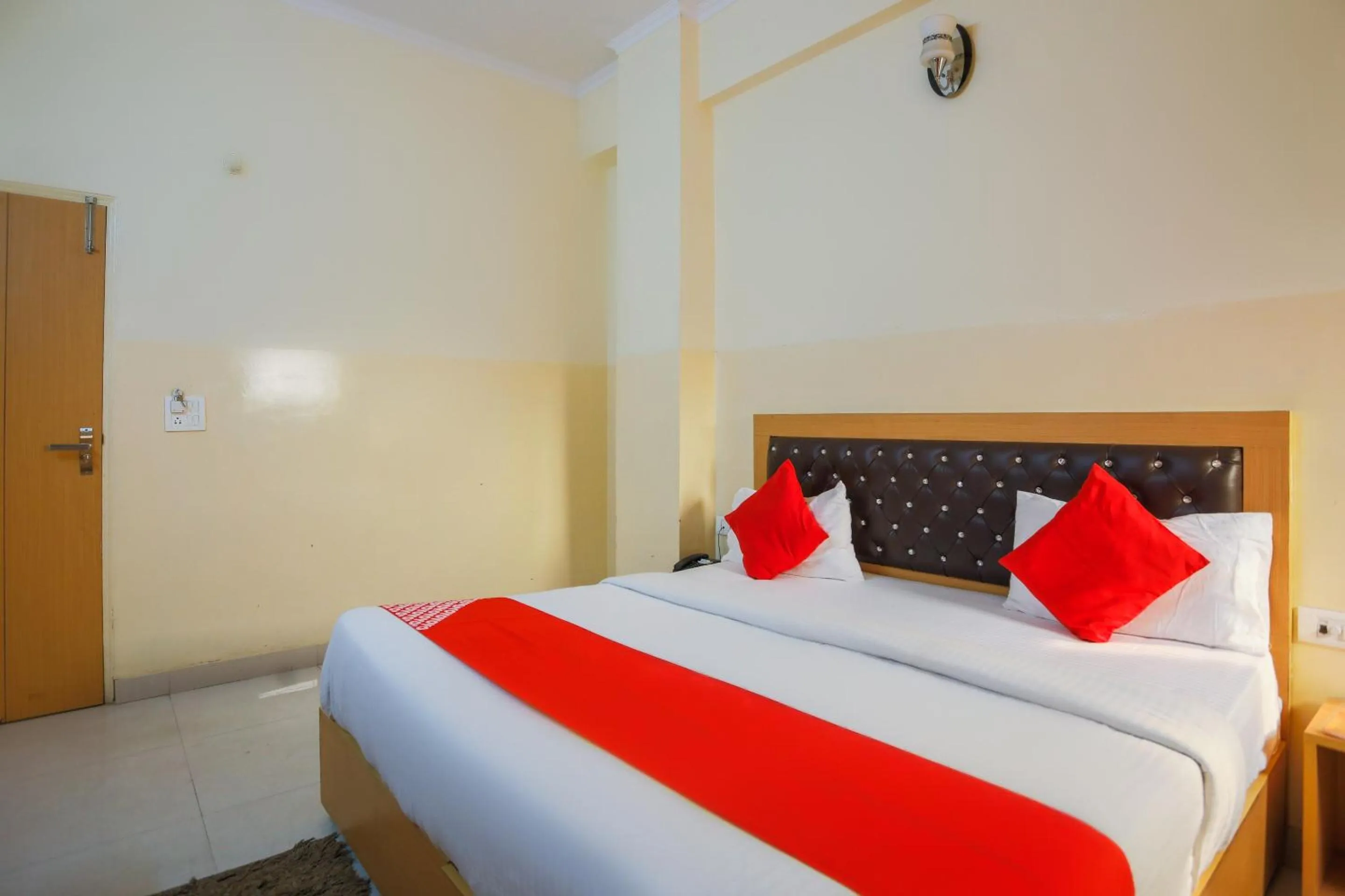 Bedroom in Capital O Crosswind Gold