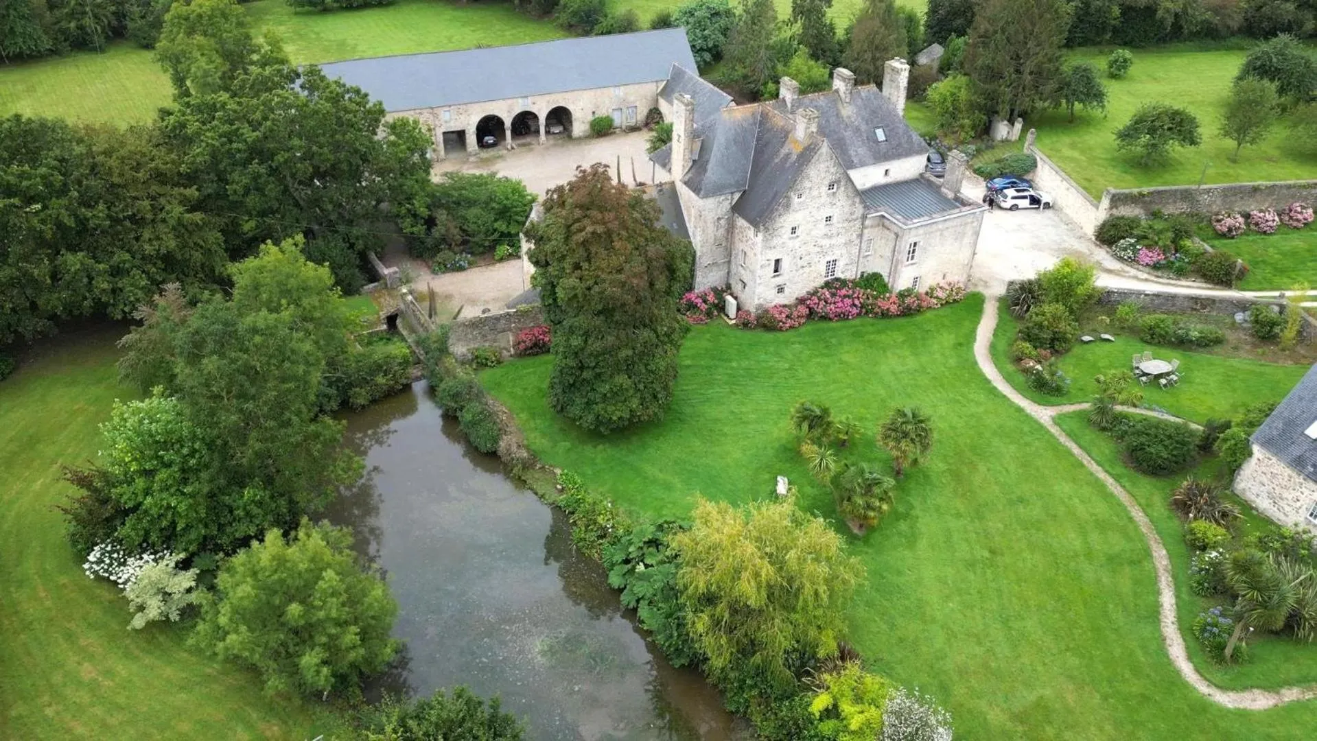 Property building in Manoir De Savigny