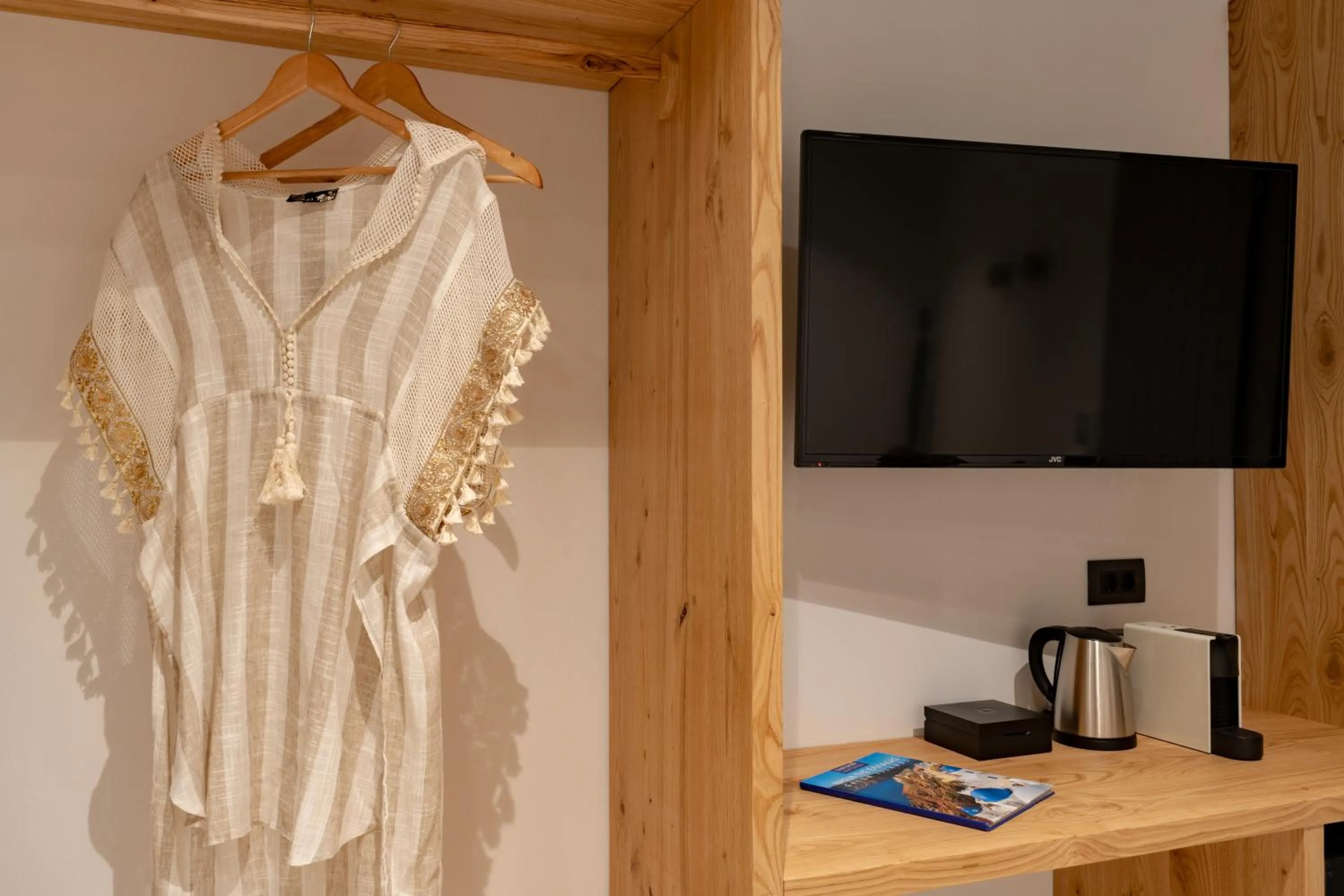 TV and multimedia in Lemon Suites Santorini