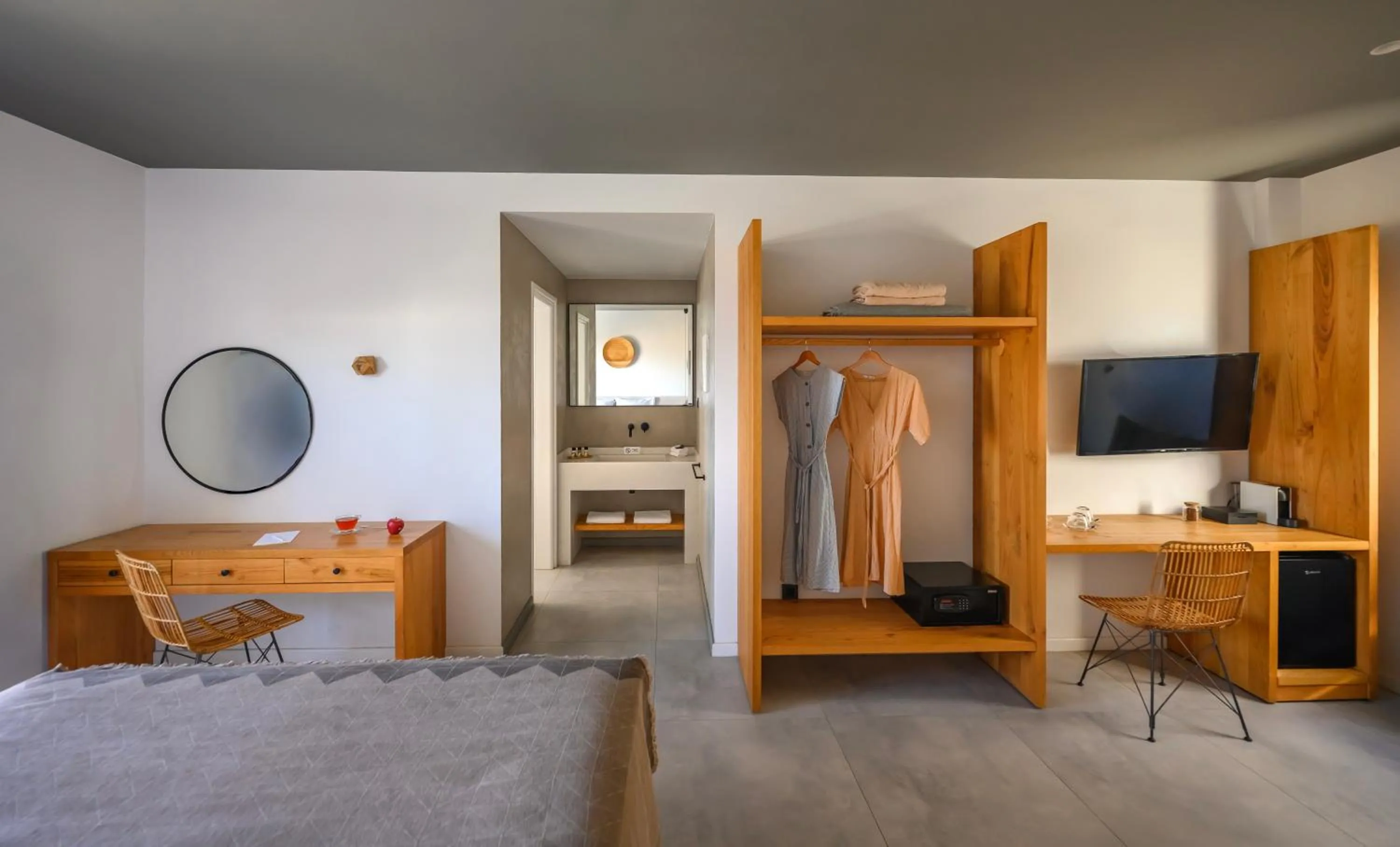 TV and multimedia, Bed in Lemon Suites Santorini