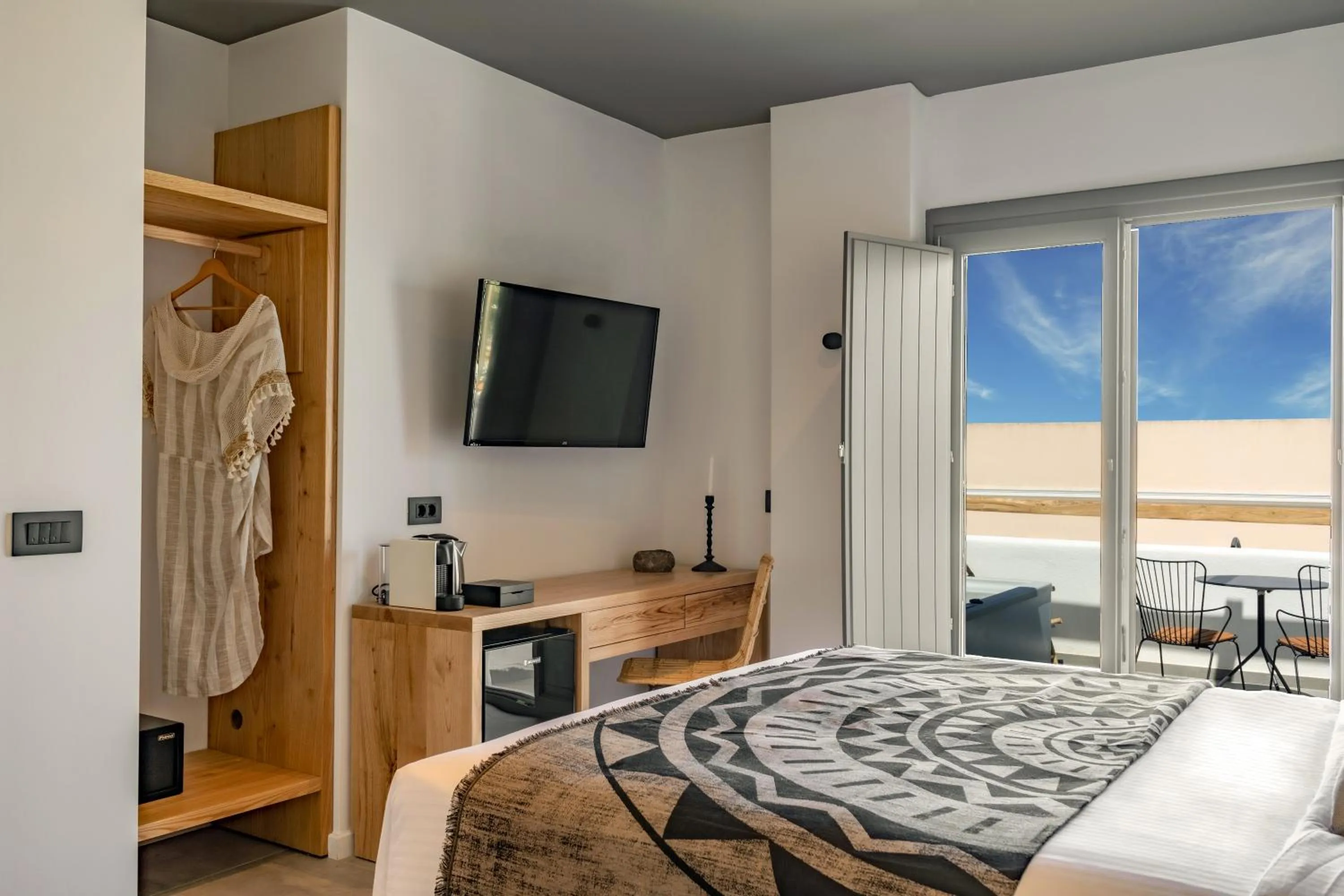 Bed in Lemon Suites Santorini