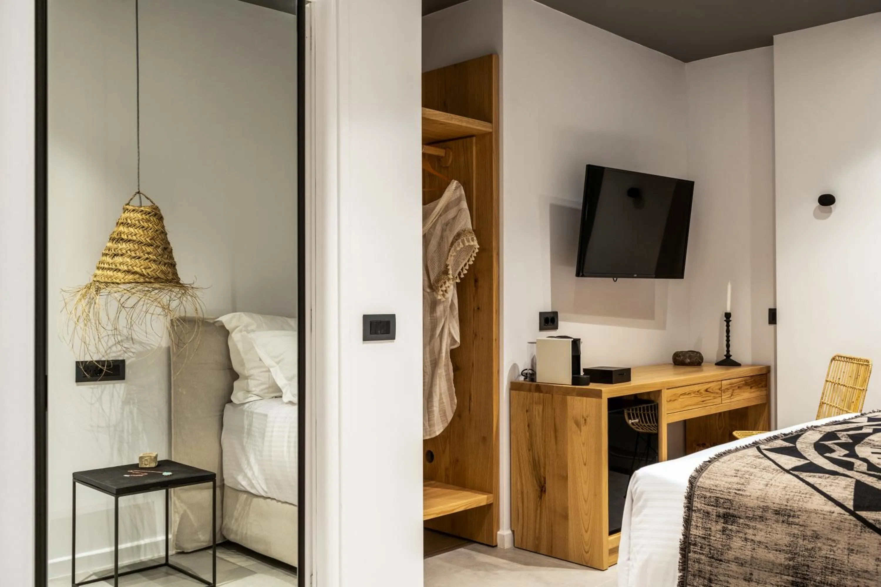 TV and multimedia, Bed in Lemon Suites Santorini