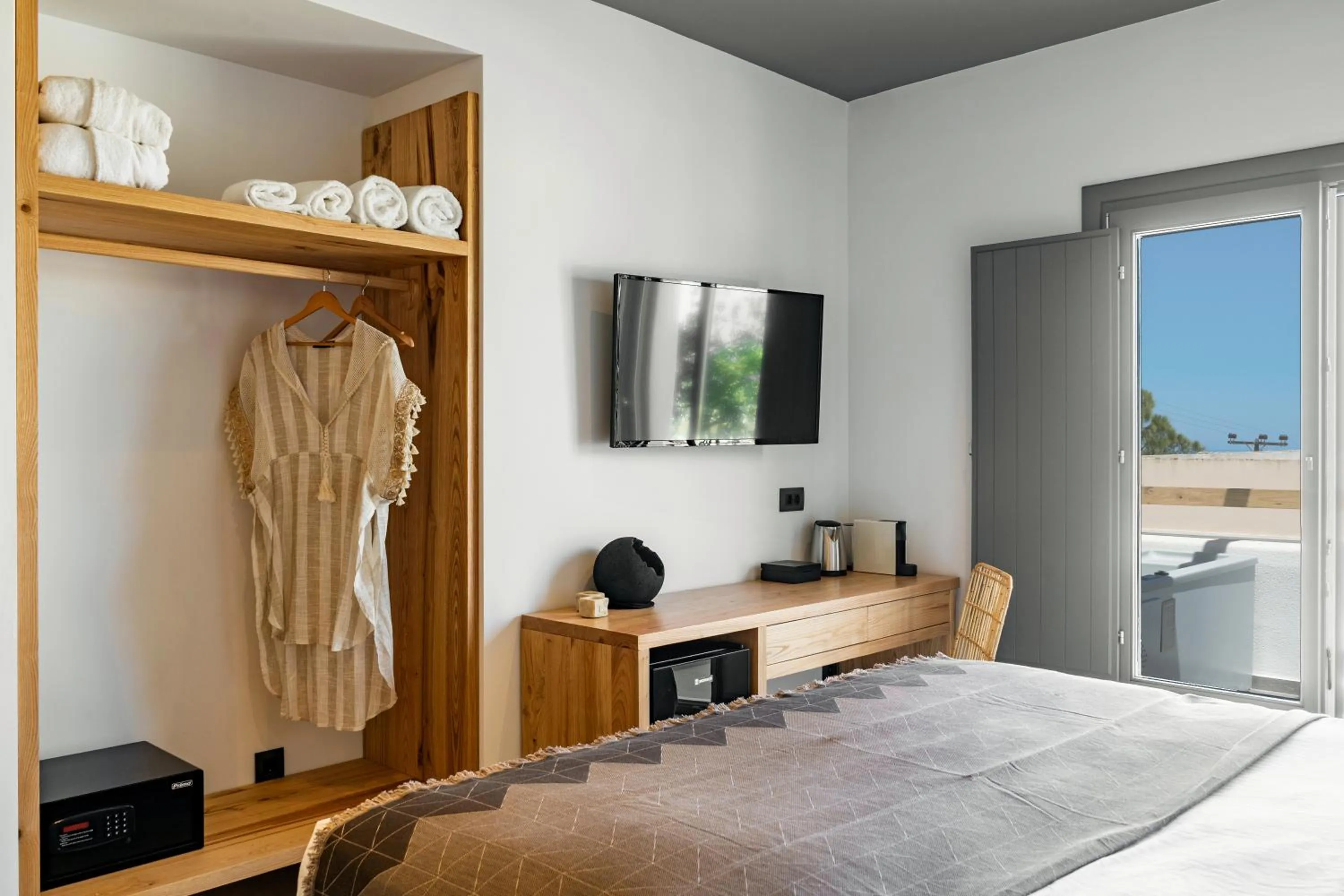 TV and multimedia, Bed in Lemon Suites Santorini