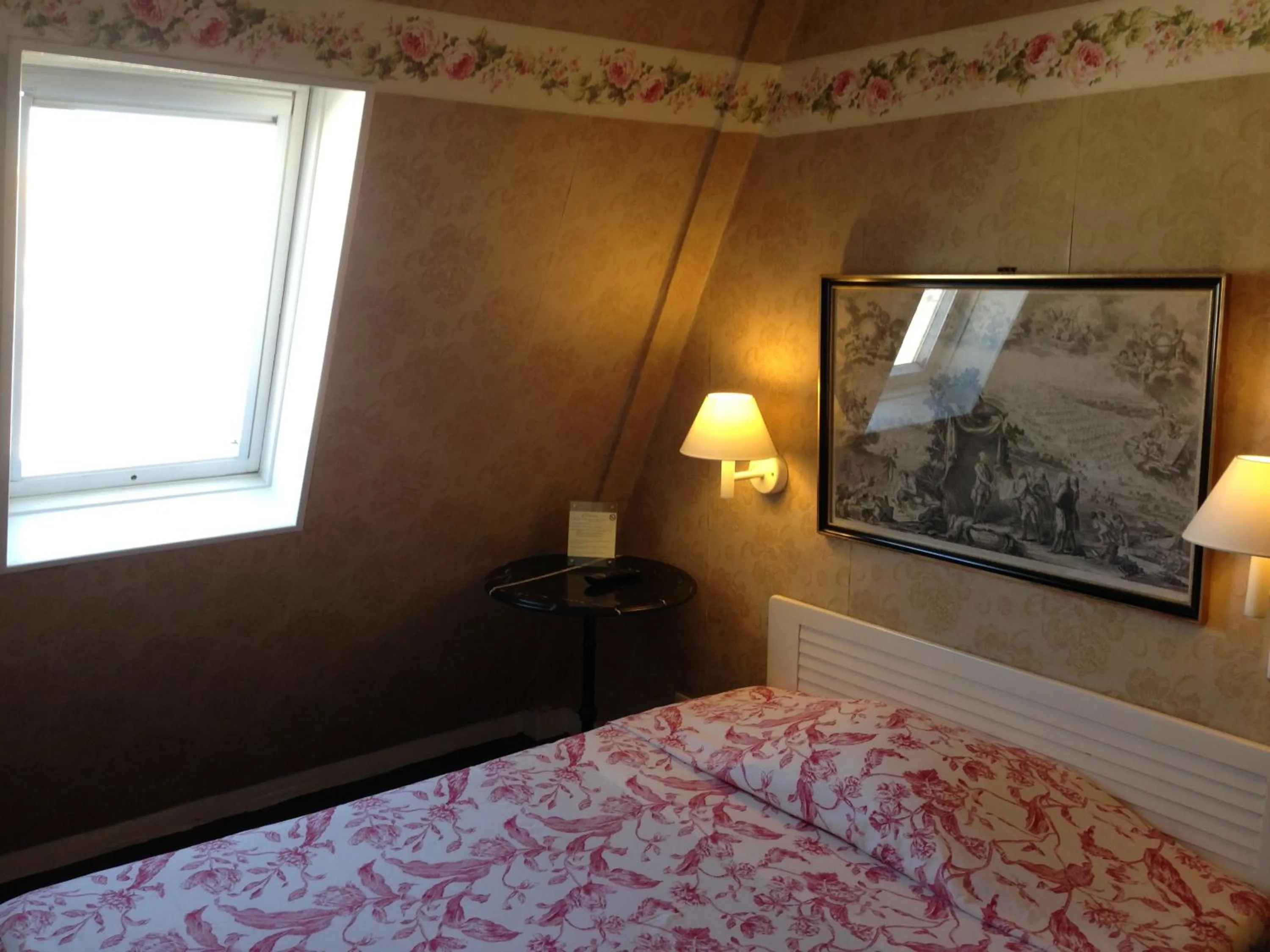 Bed, TV/Entertainment Center in Hotel Agora