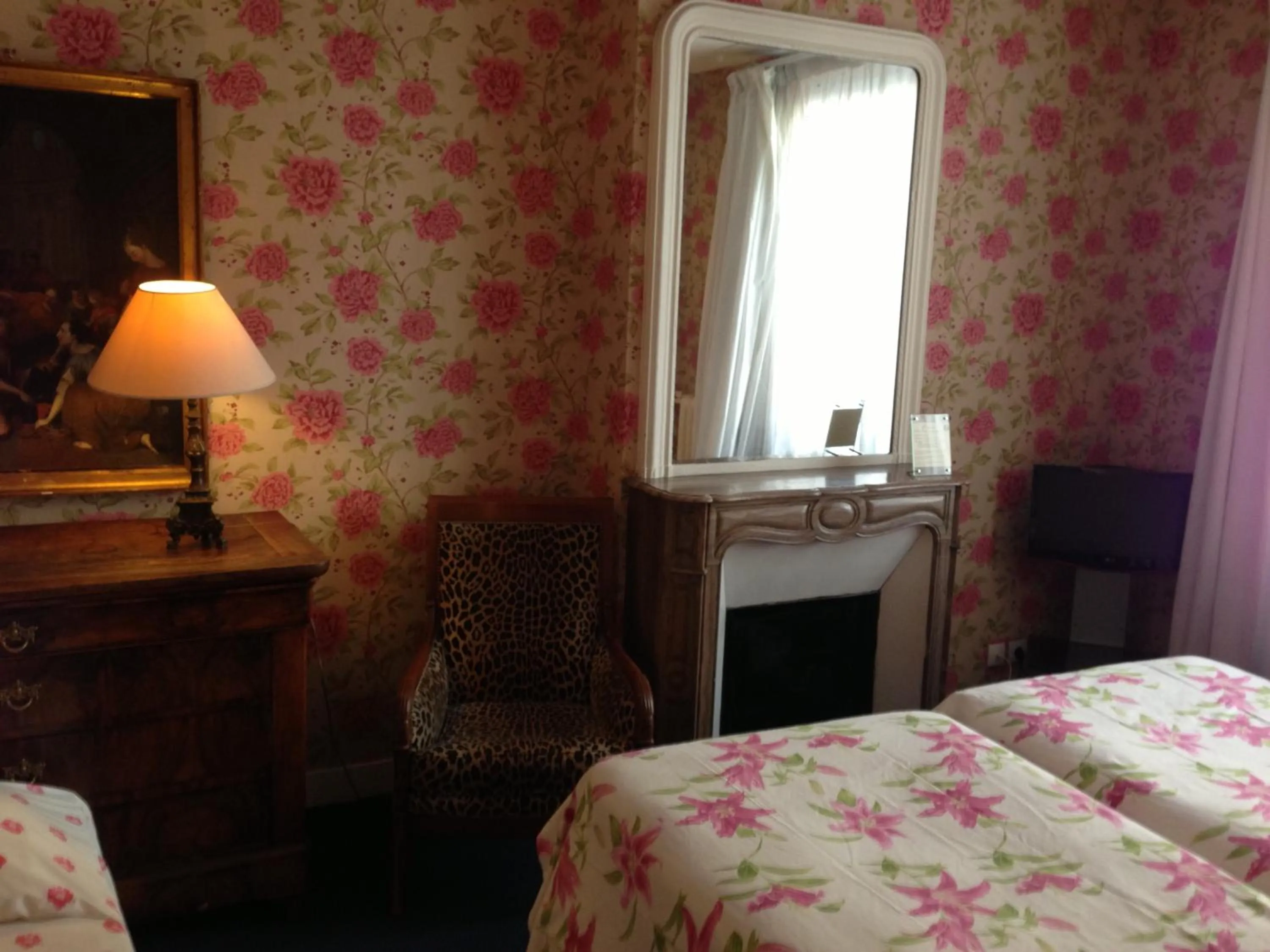 Photo of the whole room, TV/Entertainment Center in Hotel Agora