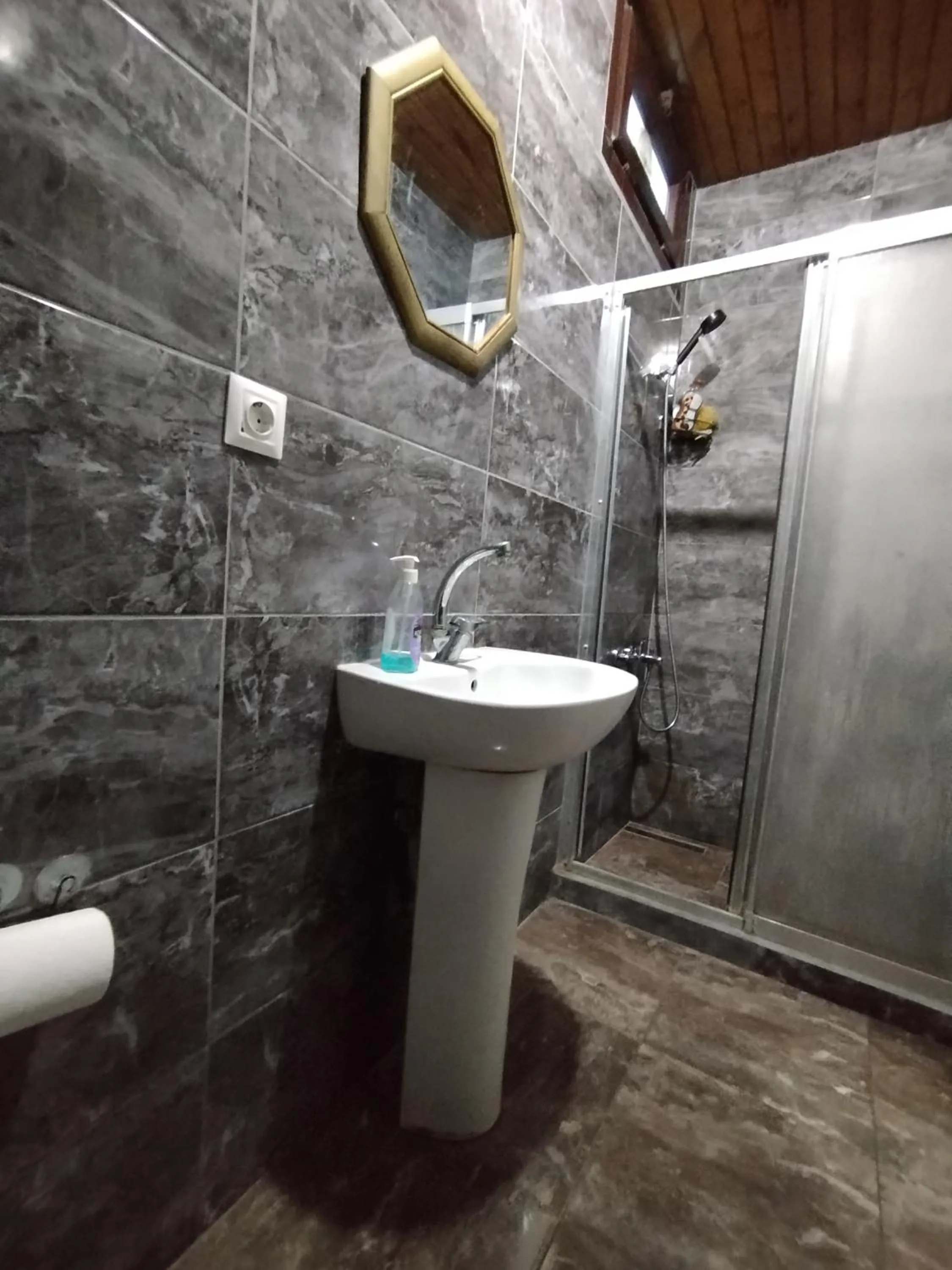 Shower in Taksim City ivy Hostel