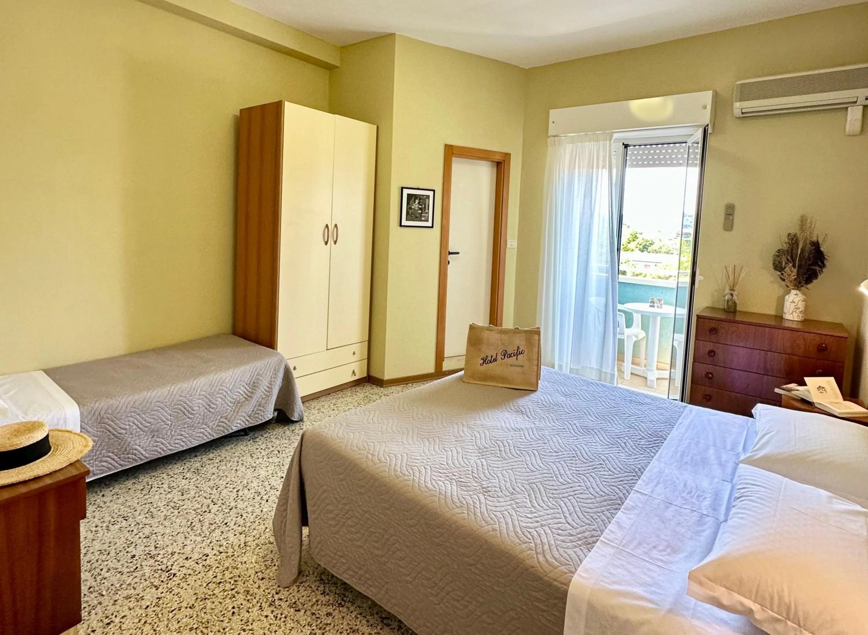 Bedroom, Bed in Hotel Pacific