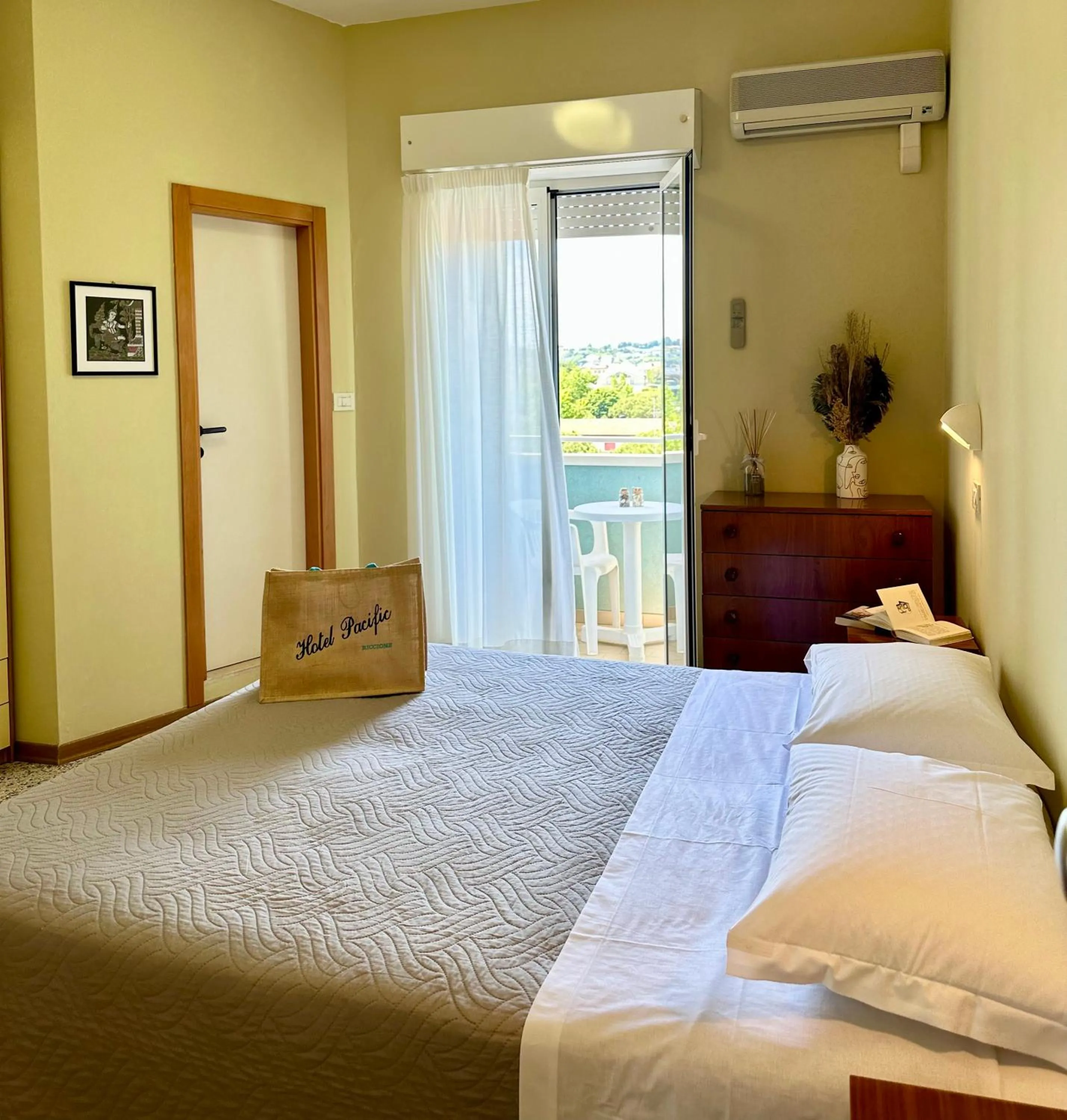 Bedroom, Bed in Hotel Pacific