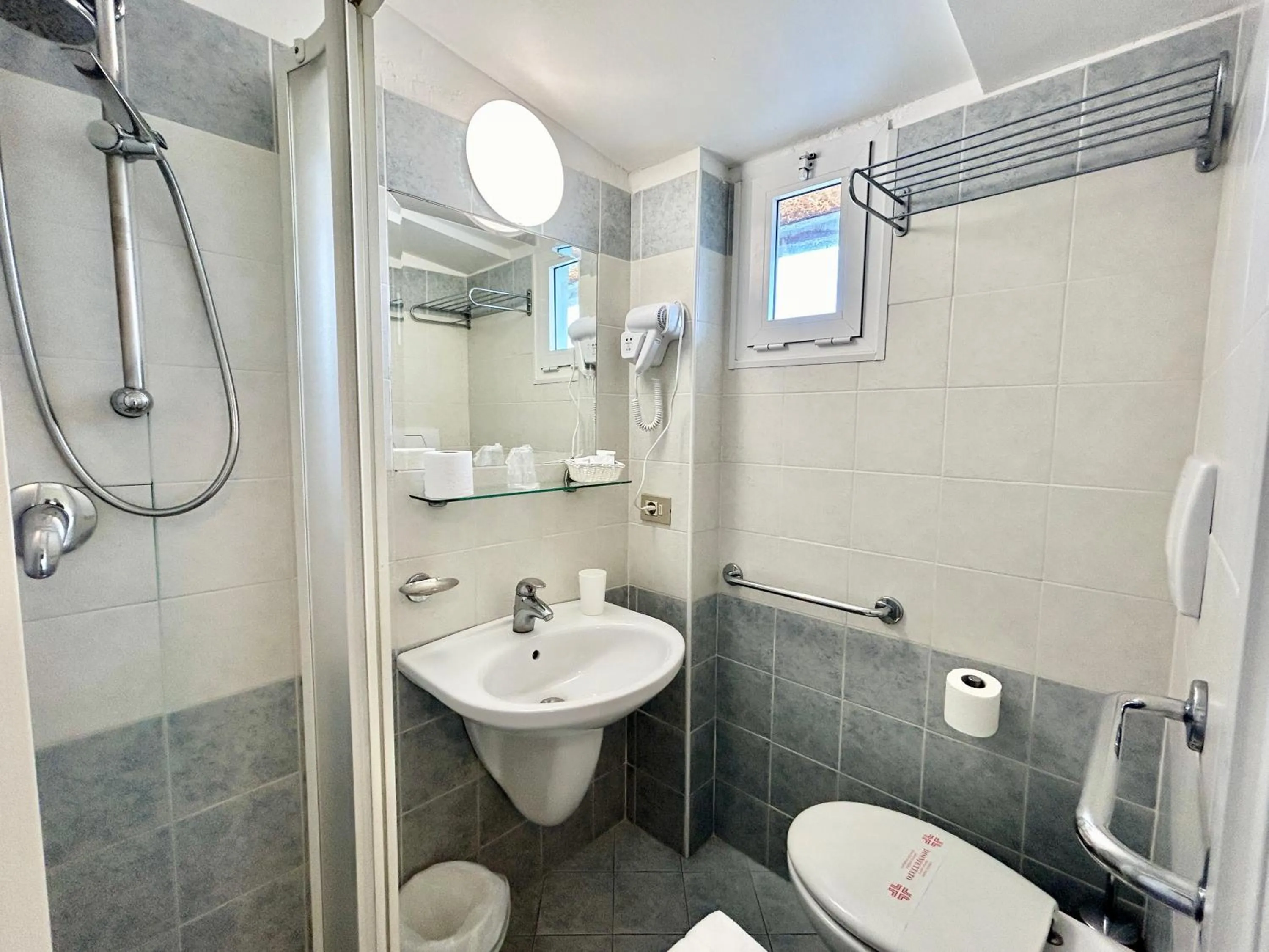 Shower in Hotel Pacific