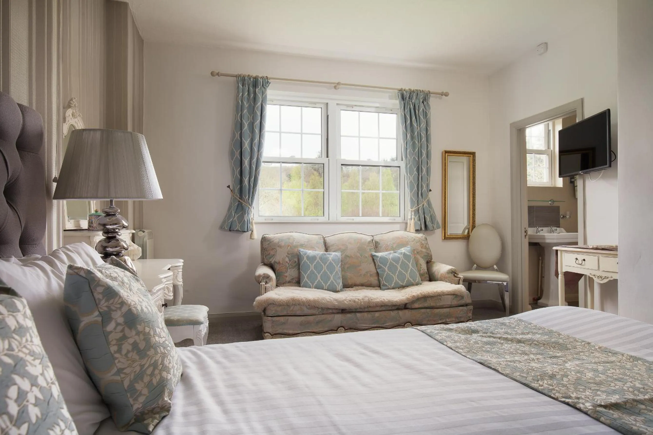 Bed in Fox & Hounds Country Hotel