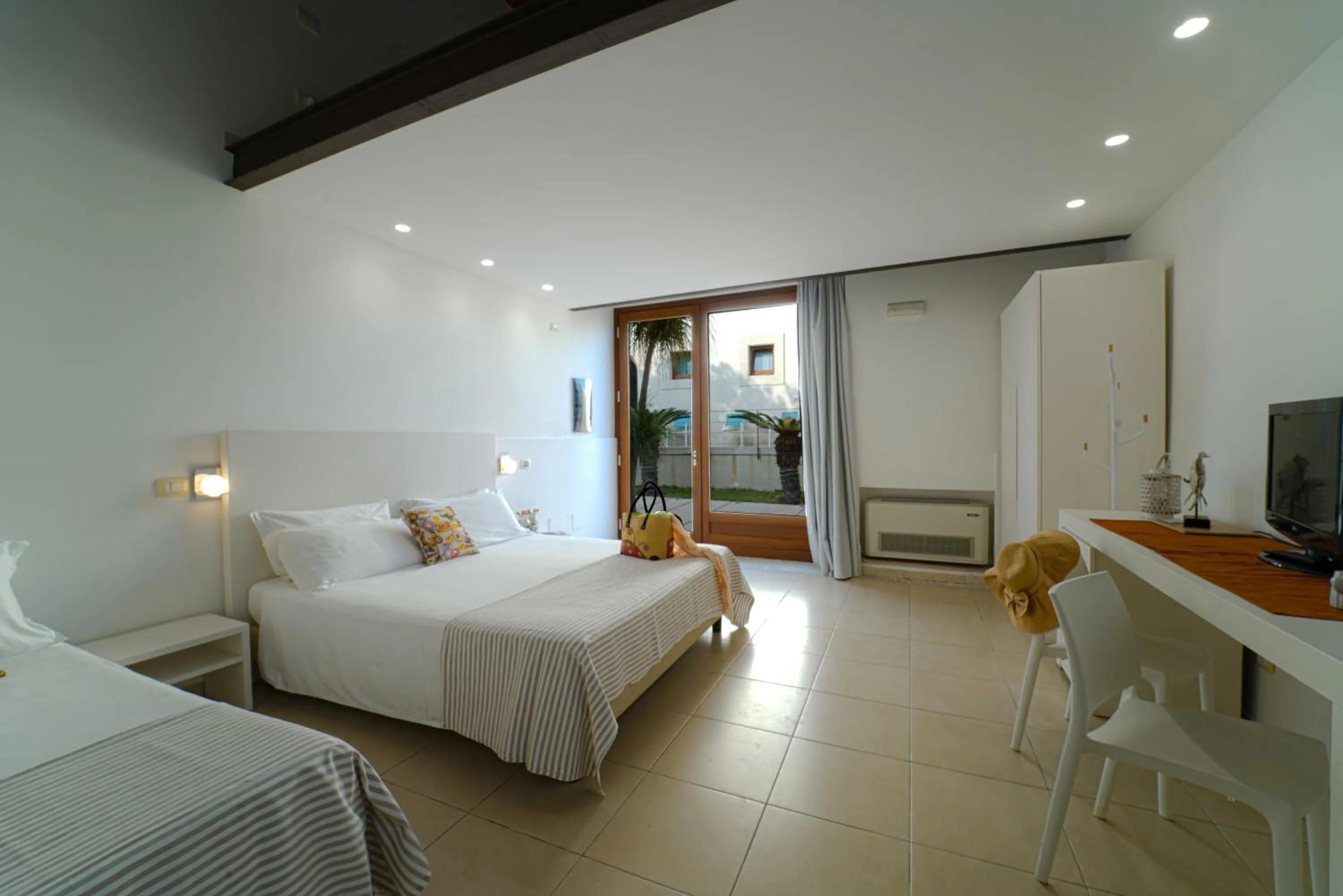 Photo of the whole room, Bed in Life Hotels Kalaonda Resort