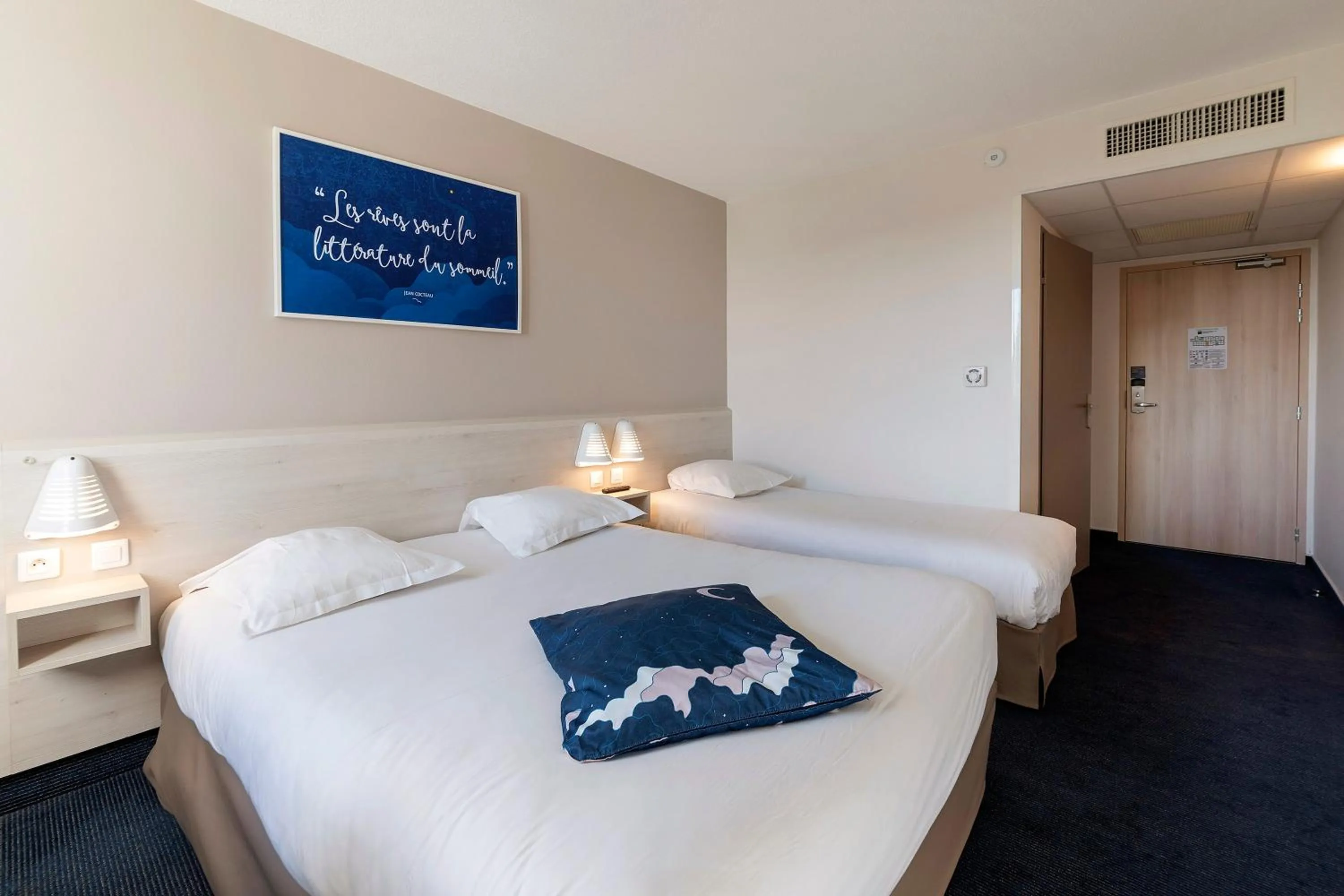 Bed in Ace Hôtel Paris Sud Villabe