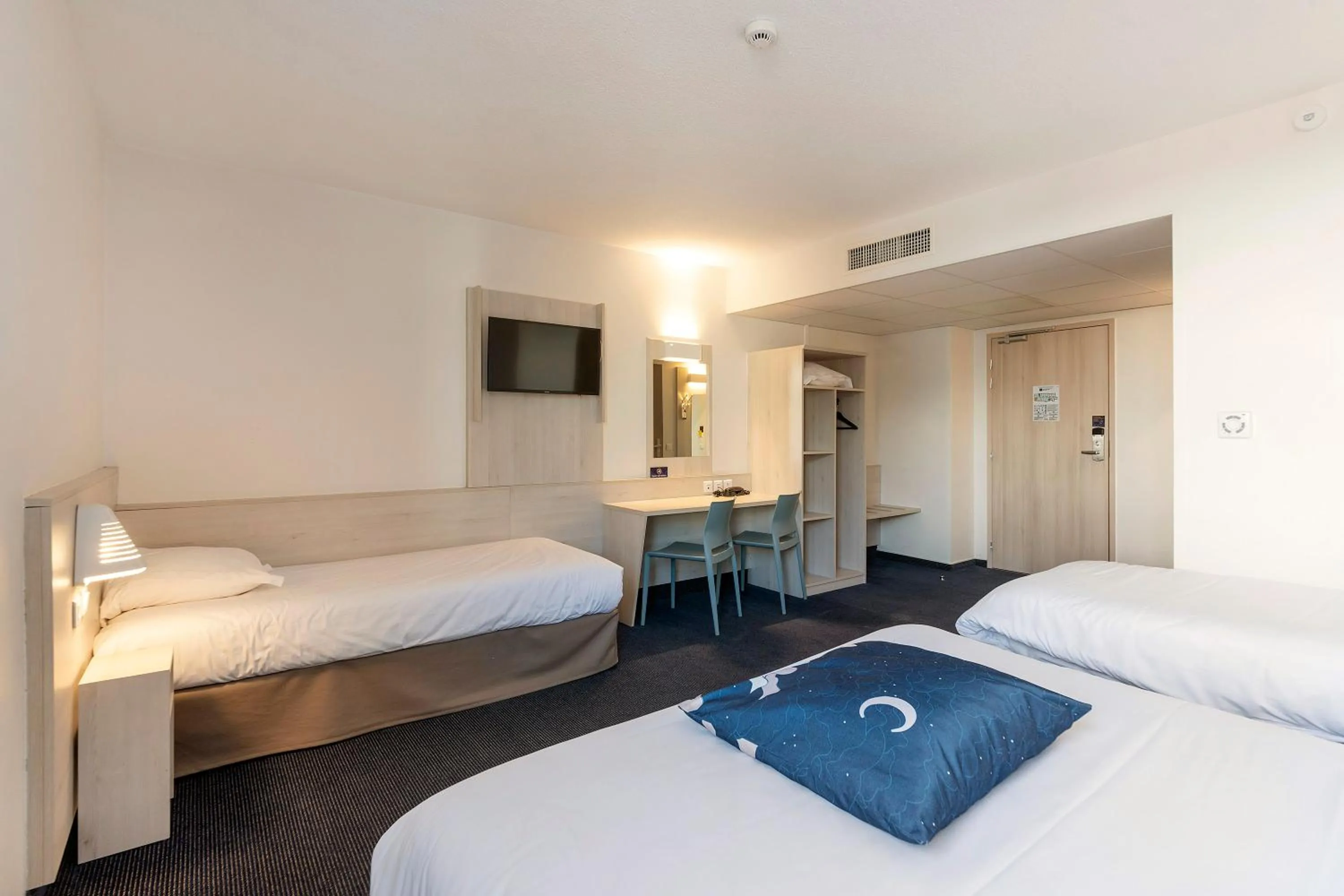 Bed in Ace Hôtel Paris Sud Villabe