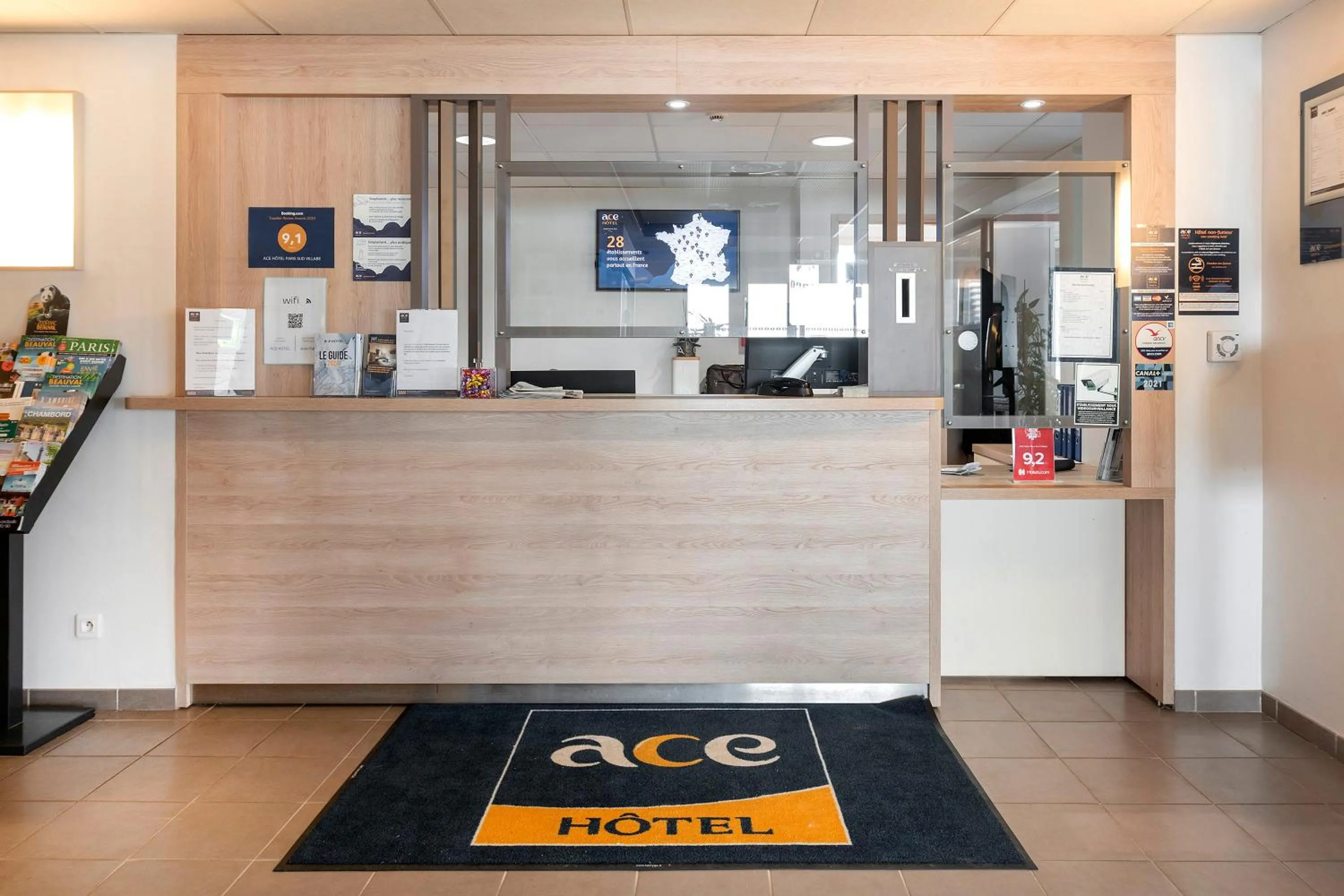 Lobby or reception in Ace Hôtel Paris Sud Villabe