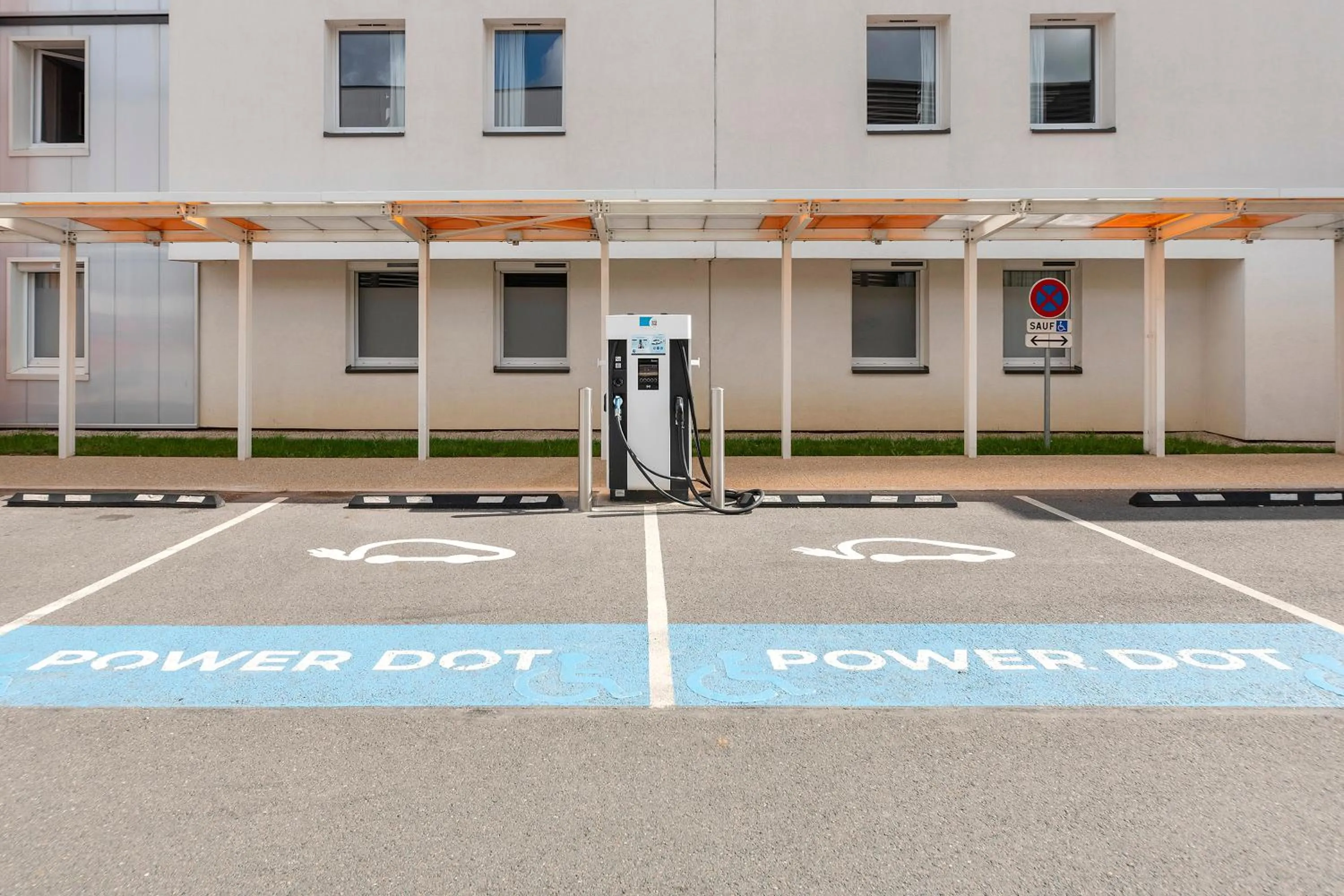 Parking in Ace Hôtel Paris Sud Villabe