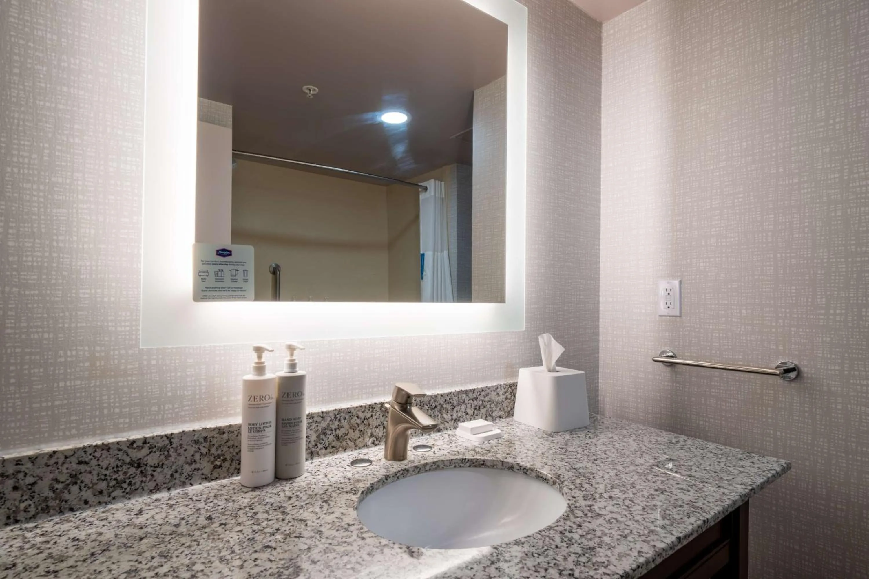 Bathroom in Hampton Inn Dahlgren