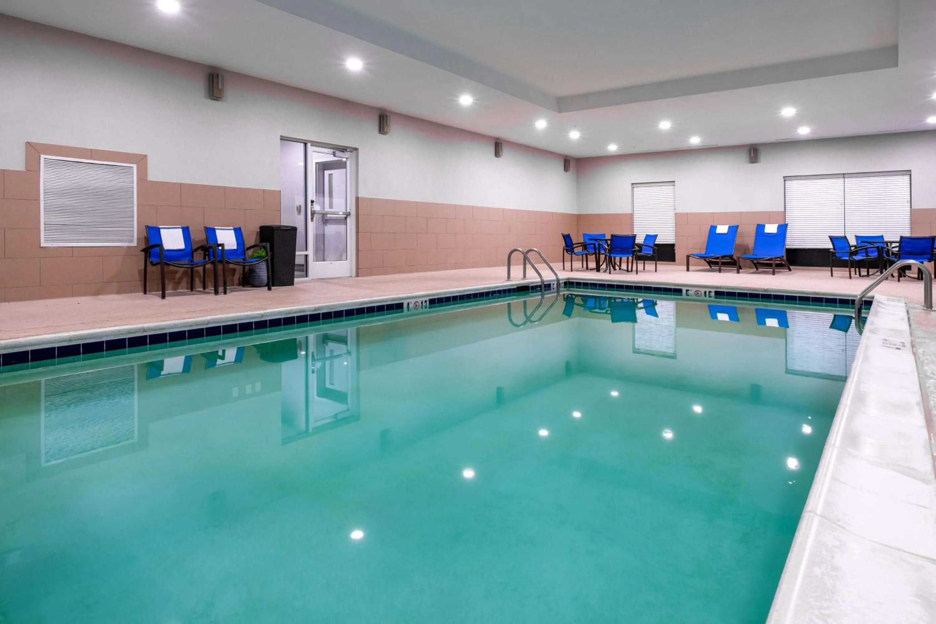 Pool view in Hampton Inn Dahlgren