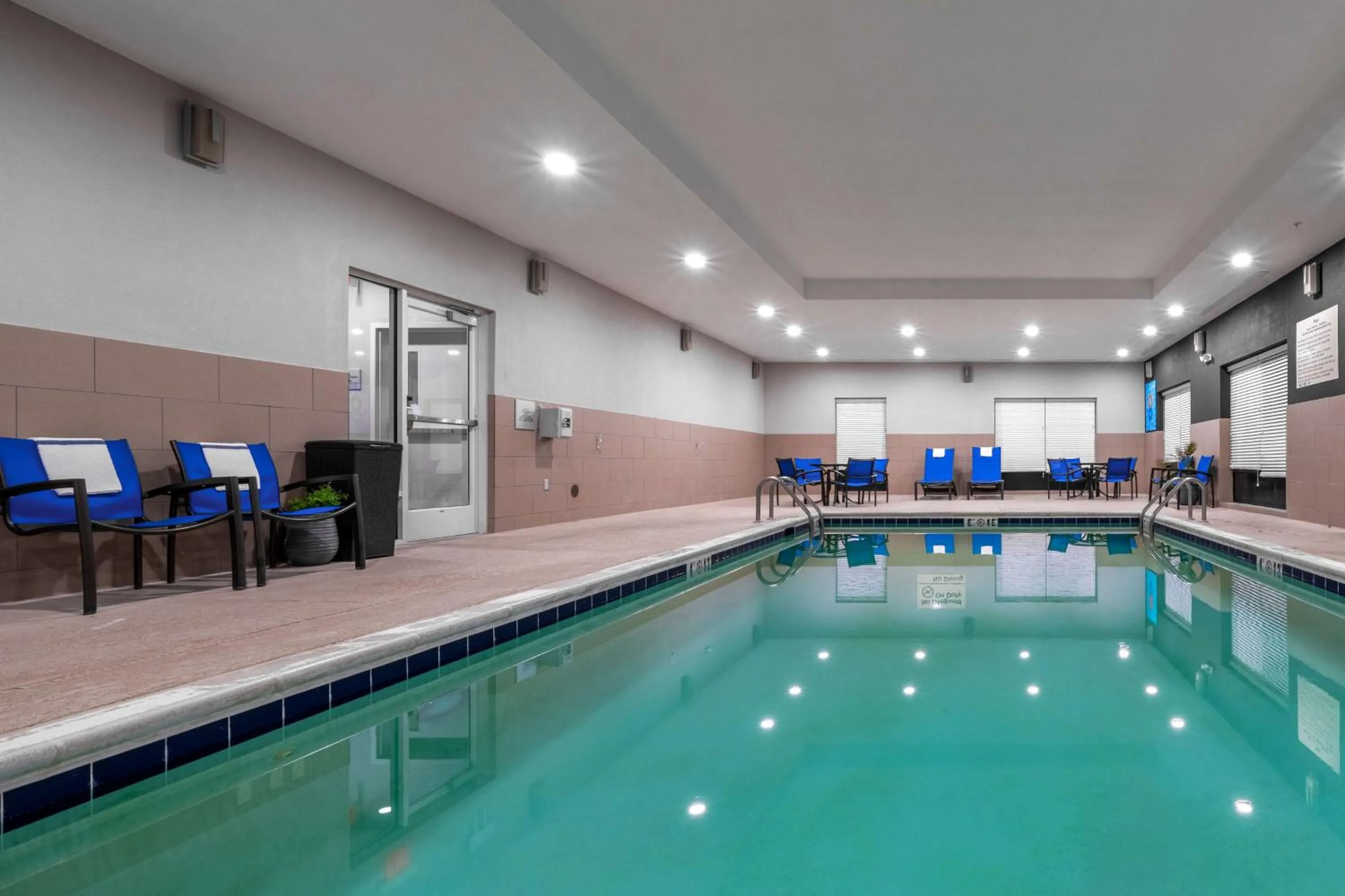 Pool view in Hampton Inn Dahlgren