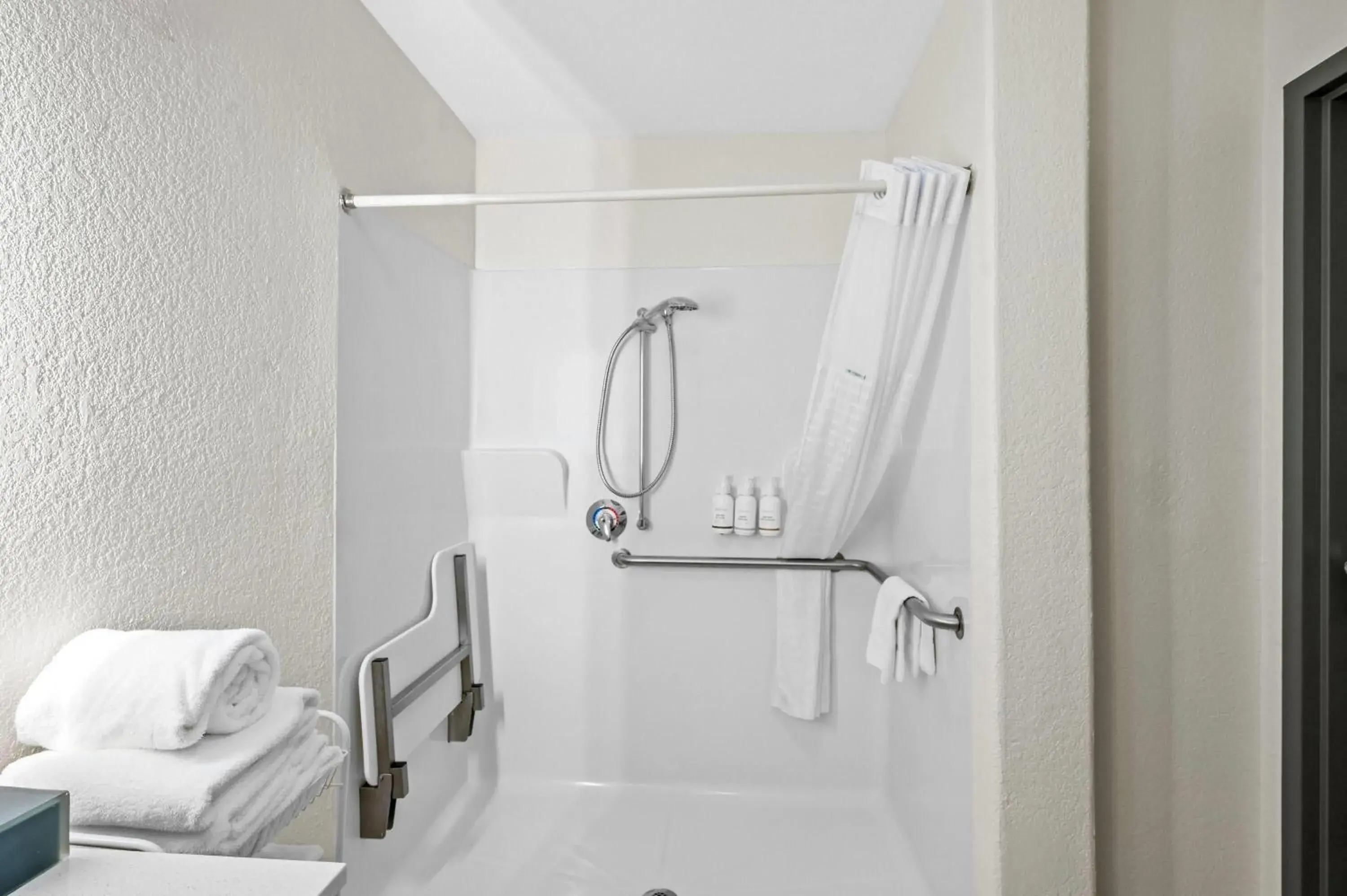Shower, Bed in La Quinta by Wyndham Searcy Shower, Bed in La Quinta by Wyndham Searcy