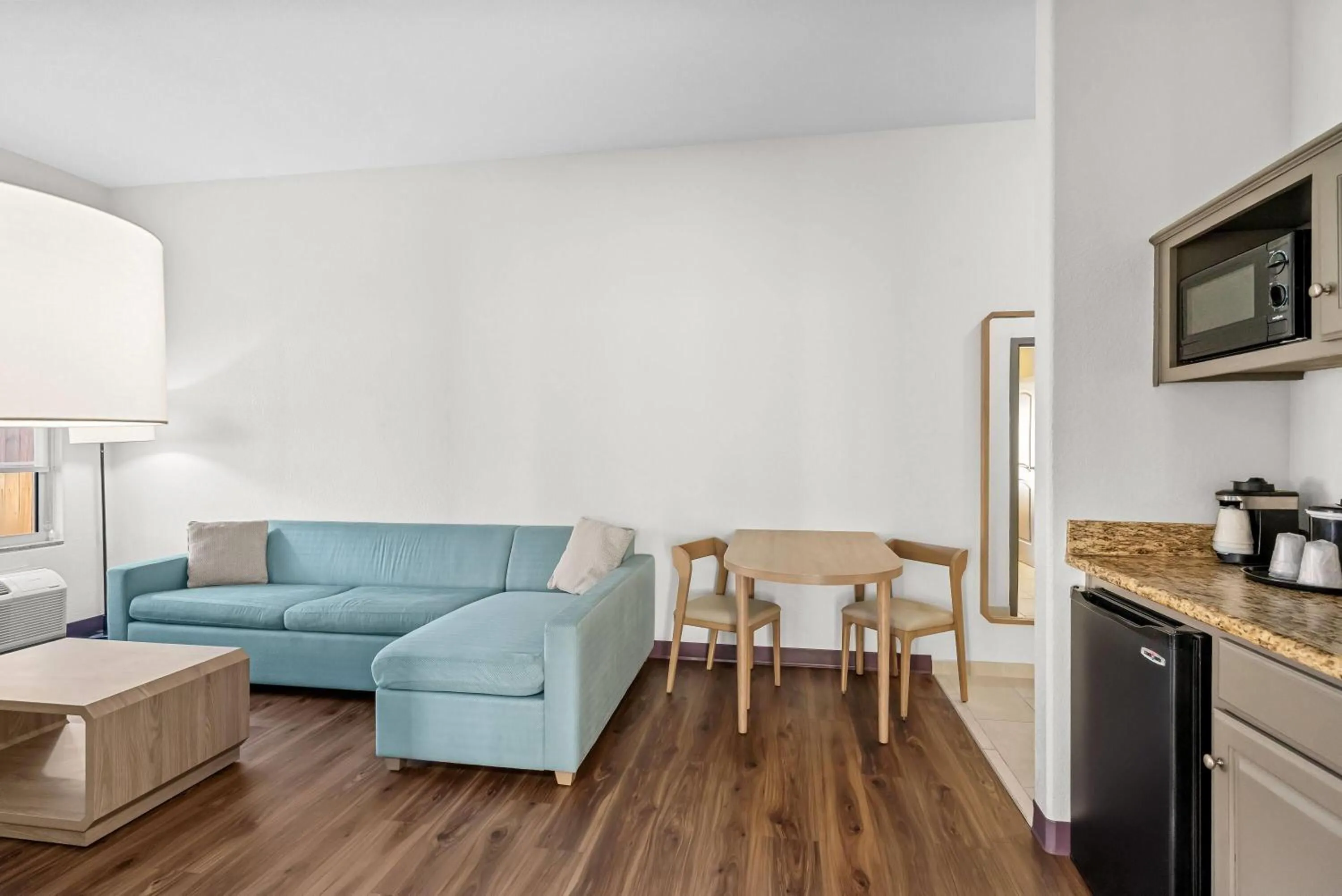 Photo of the whole room in La Quinta by Wyndham Searcy