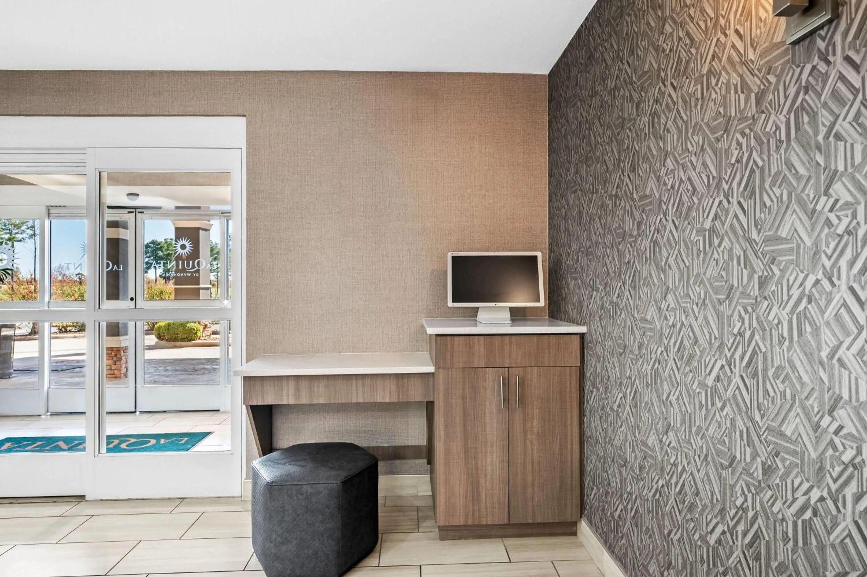 Business facilities in La Quinta by Wyndham Searcy