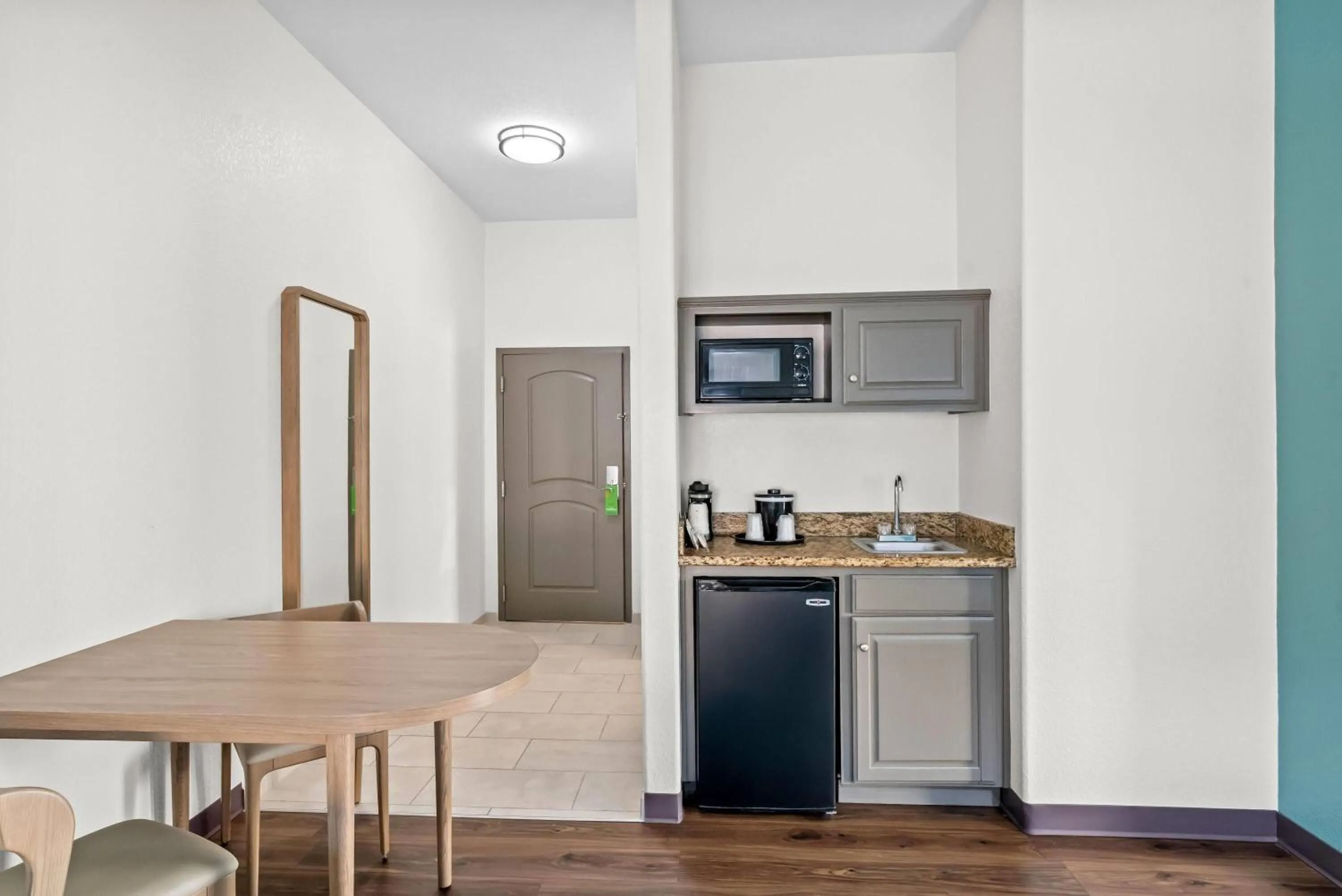 Photo of the whole room in La Quinta by Wyndham Searcy