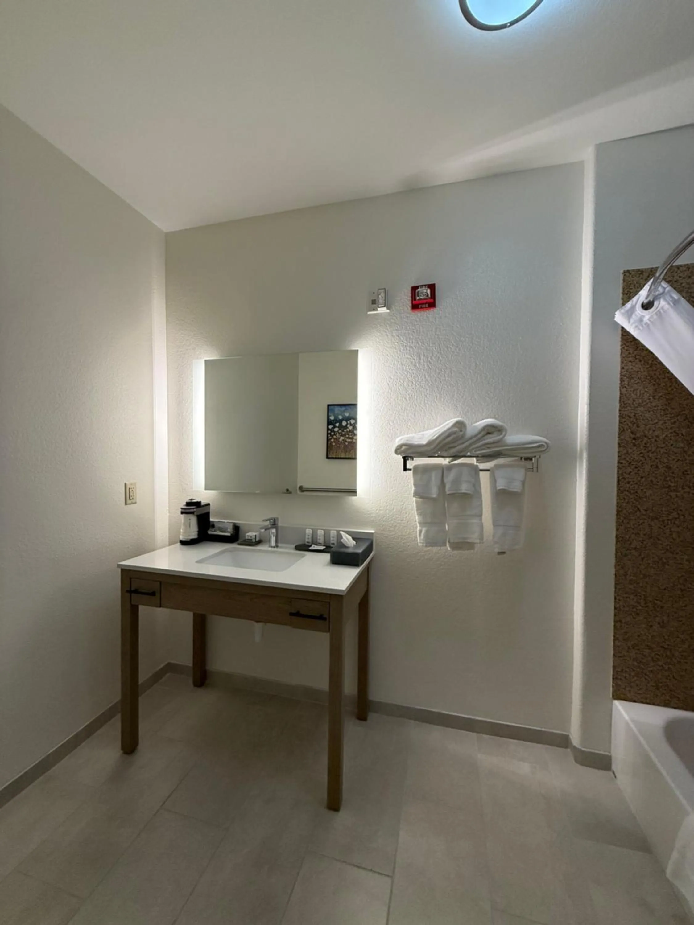 Bathroom in La Quinta by Wyndham Searcy