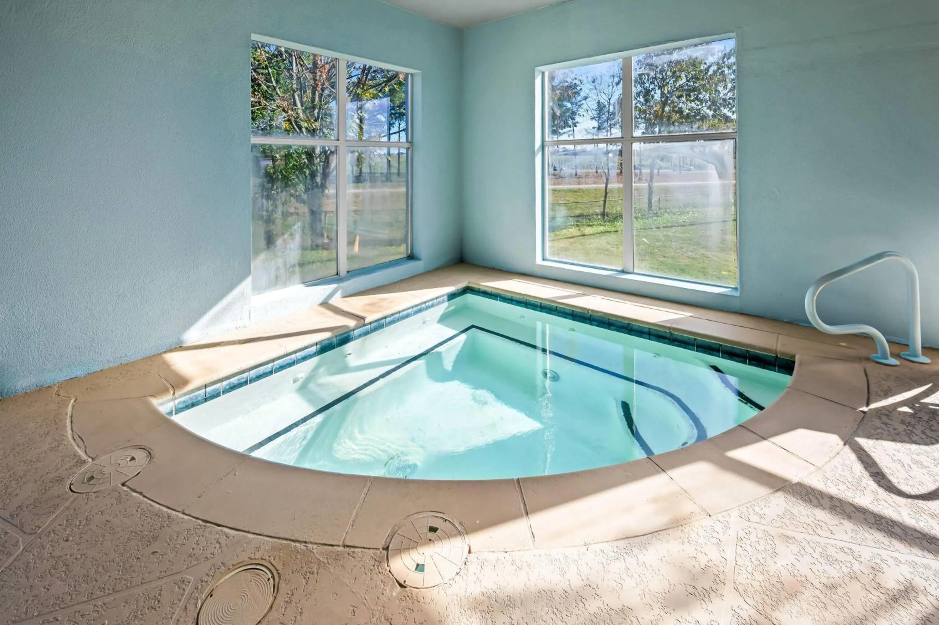 Swimming pool in La Quinta by Wyndham Searcy
