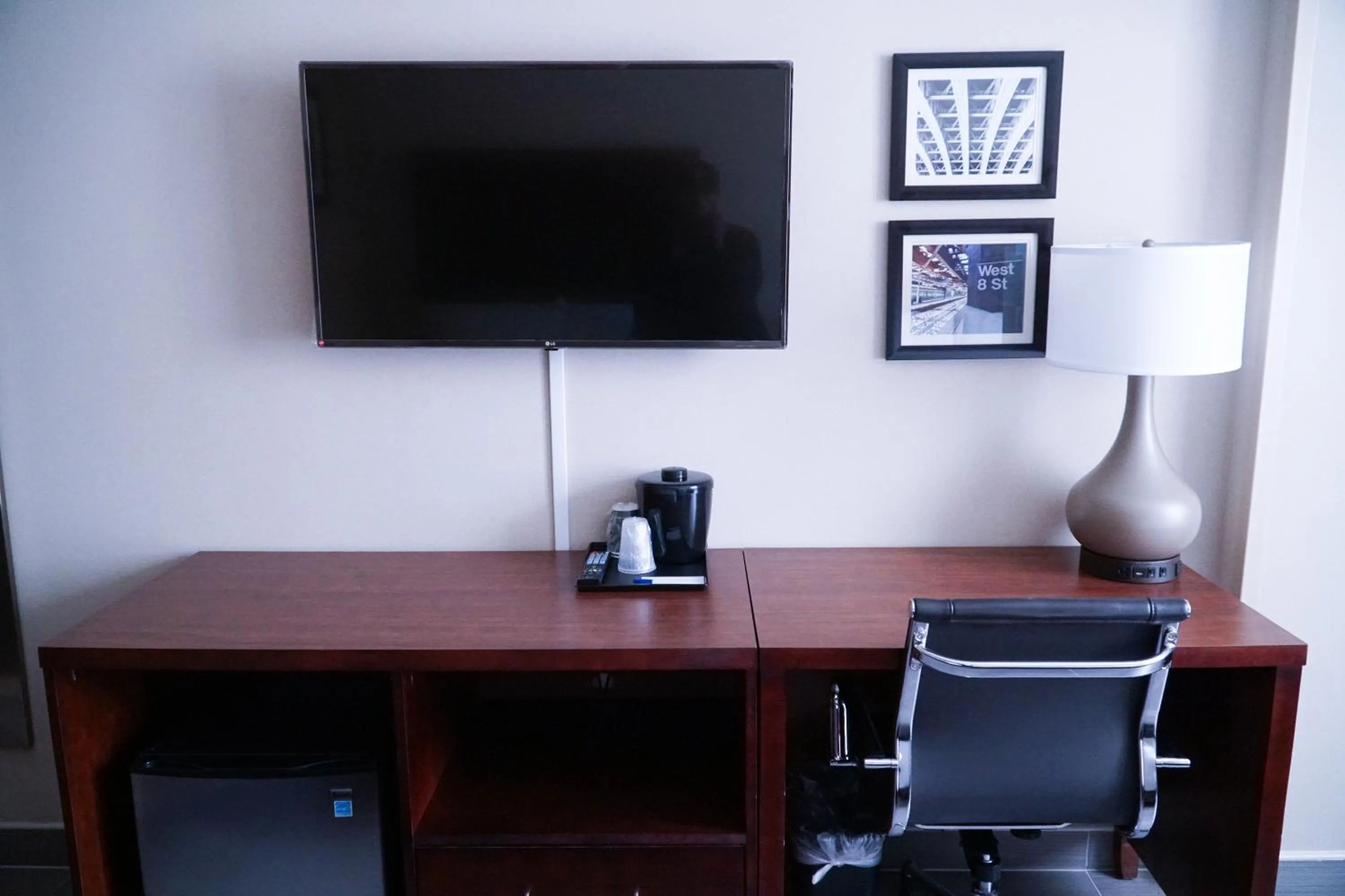 TV and multimedia in Hotel Mint JFK Airport