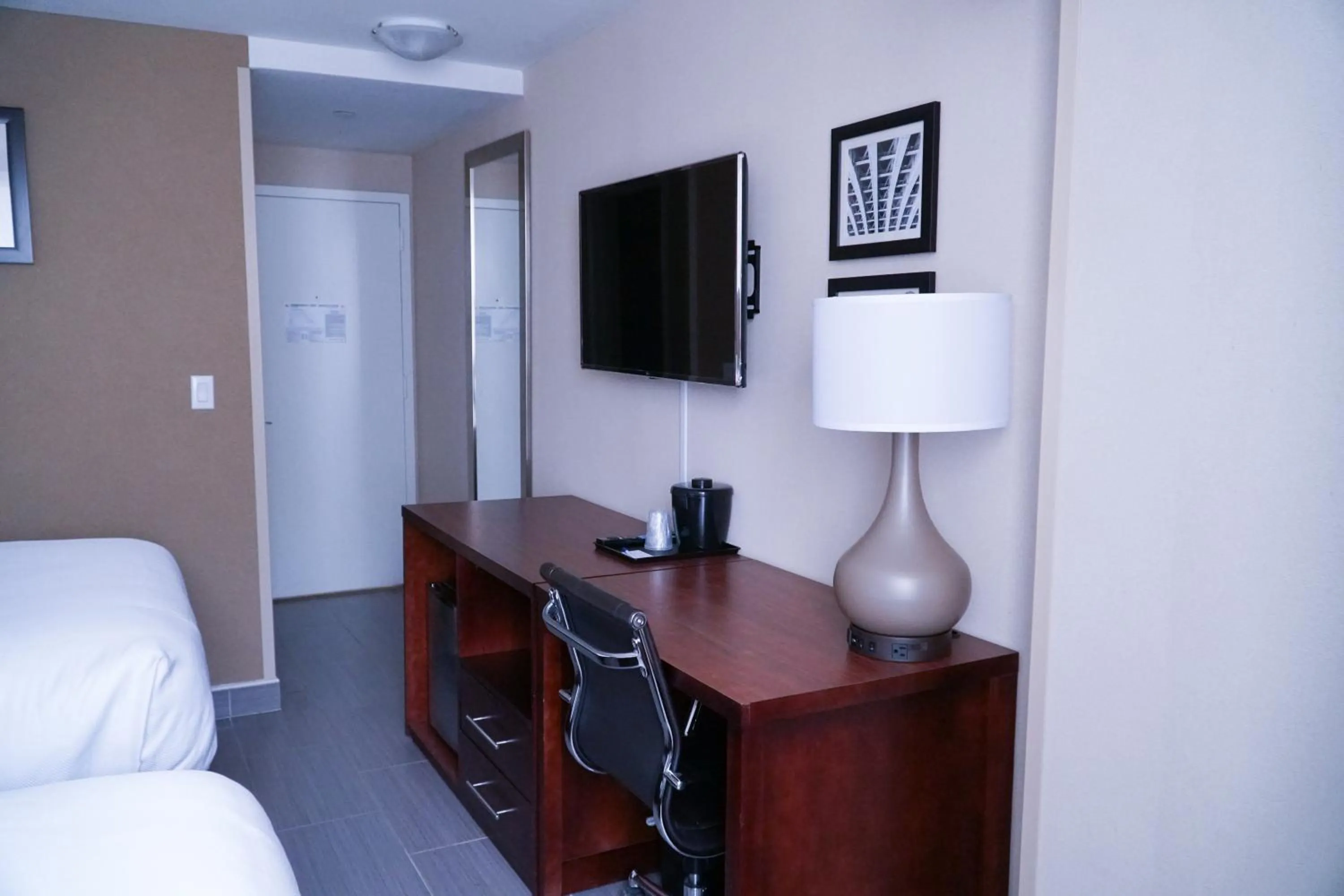 TV and multimedia, Bed in Hotel Mint JFK Airport