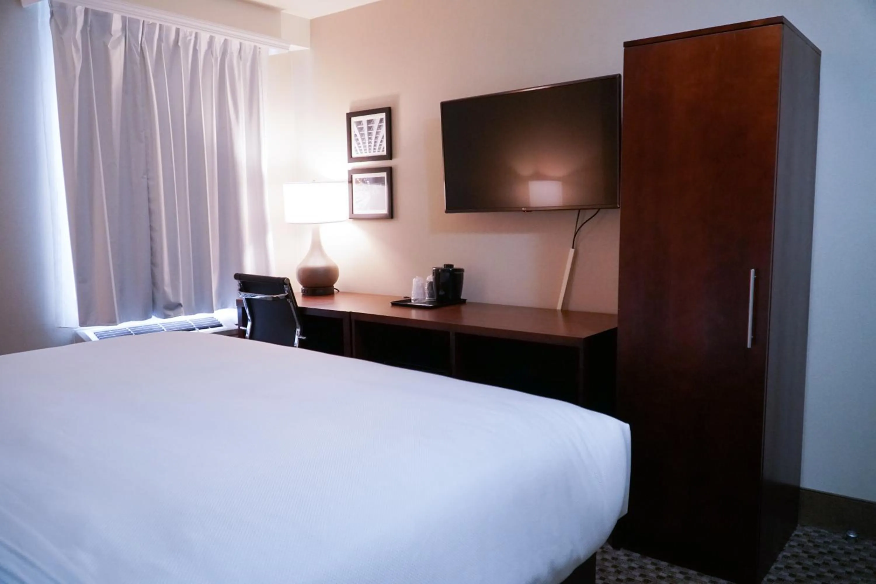 Photo of the whole room, Bed in Hotel Mint JFK Airport