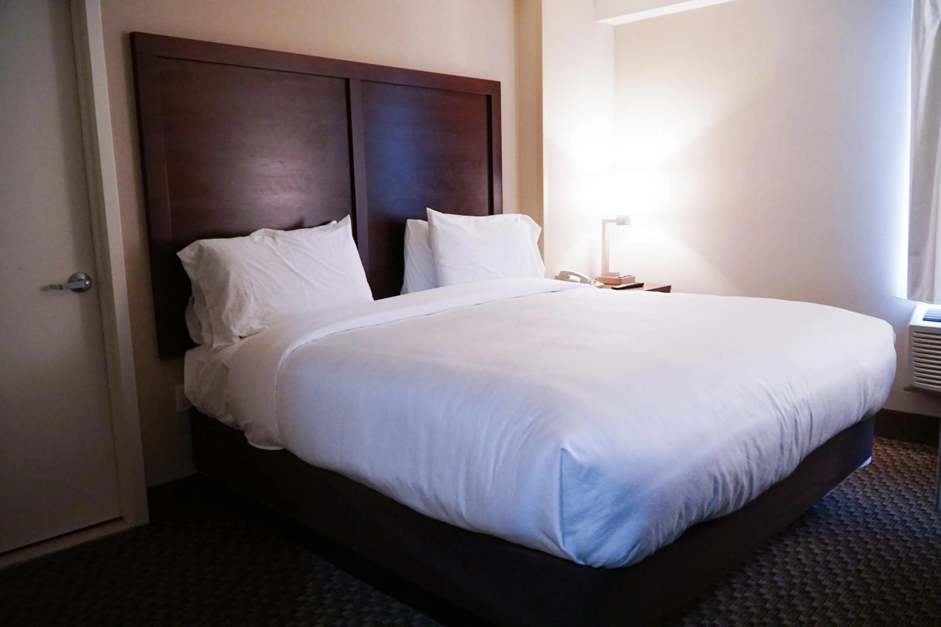 Photo of the whole room, Bed in Hotel Mint JFK Airport