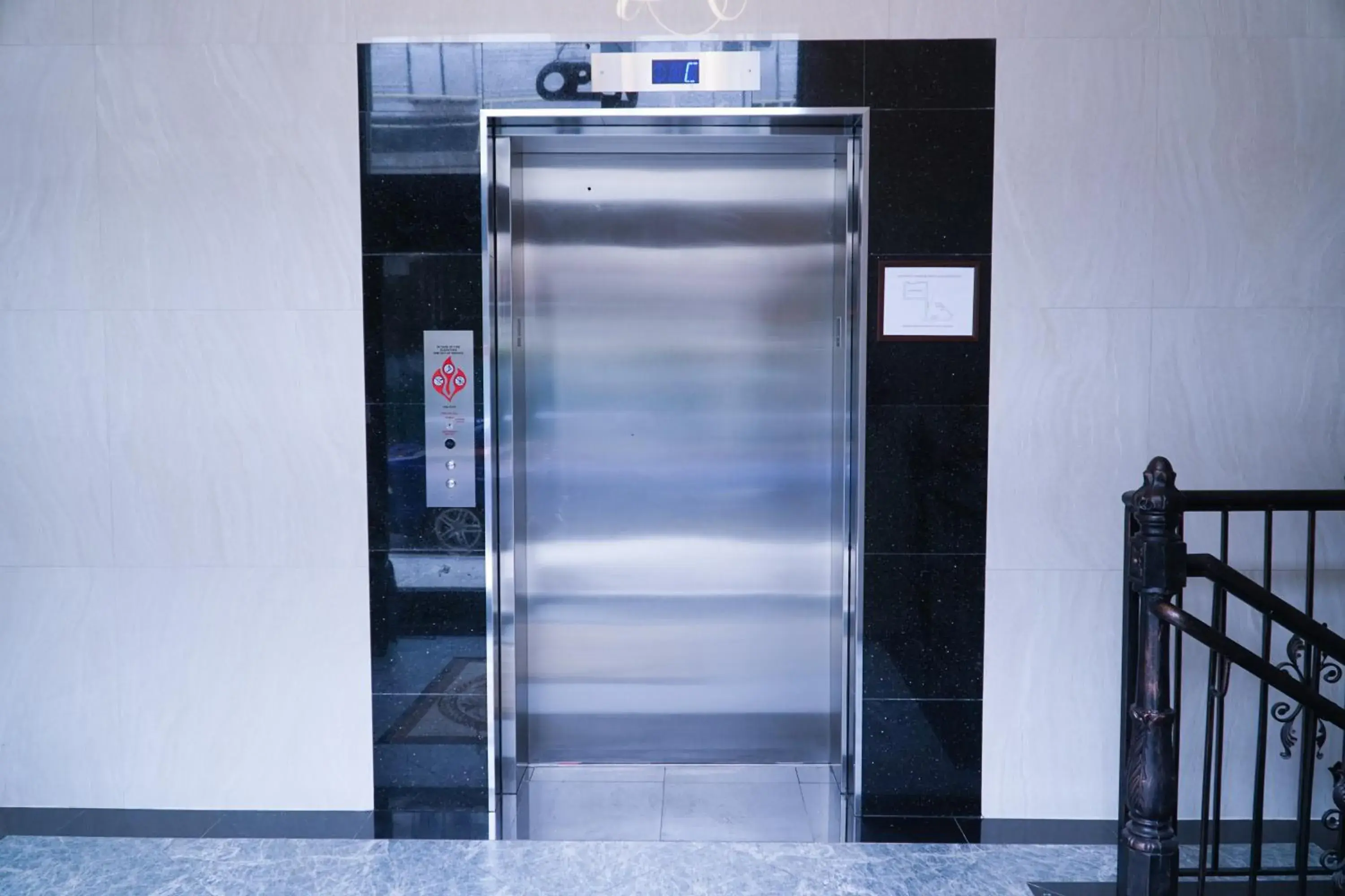 Facade/entrance in Hotel Mint JFK Airport Facade/entrance in Hotel Mint JFK Airport