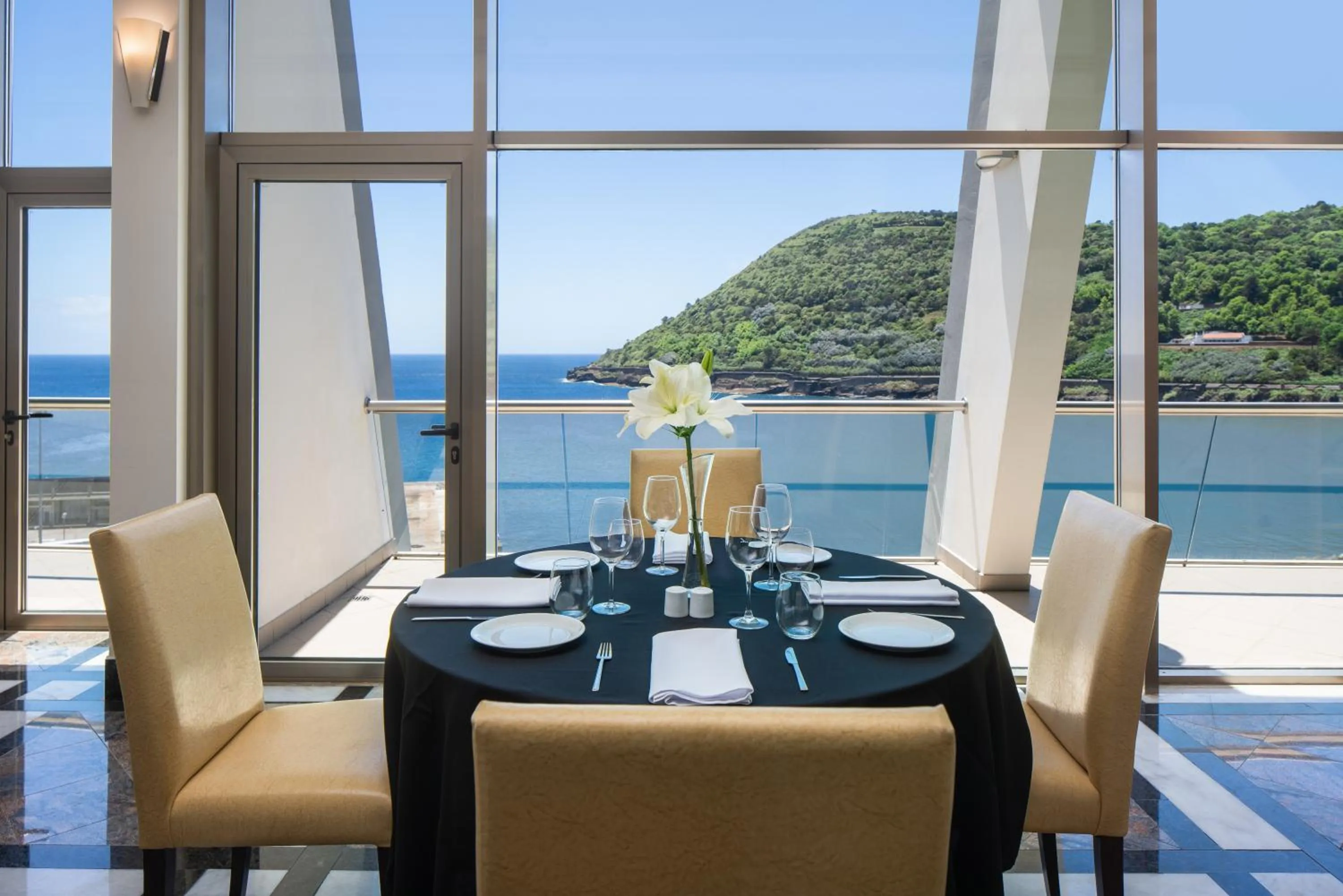 Restaurant/places to eat in Angra Marina Hotel